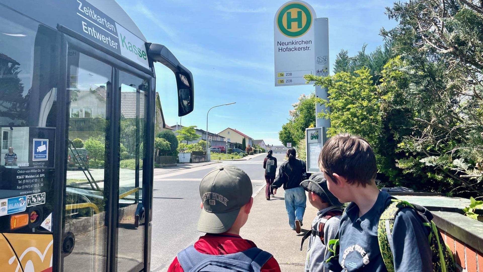 Noch im September waren manche Busse zu Weidener Schulen überfüllt oder verspätet. Die Stadt und Busbetreiber Wies haben nachgesteuert. Ergebnis: Jetzt läuft's besser.  (Archivbild: Gabi Schönberger)