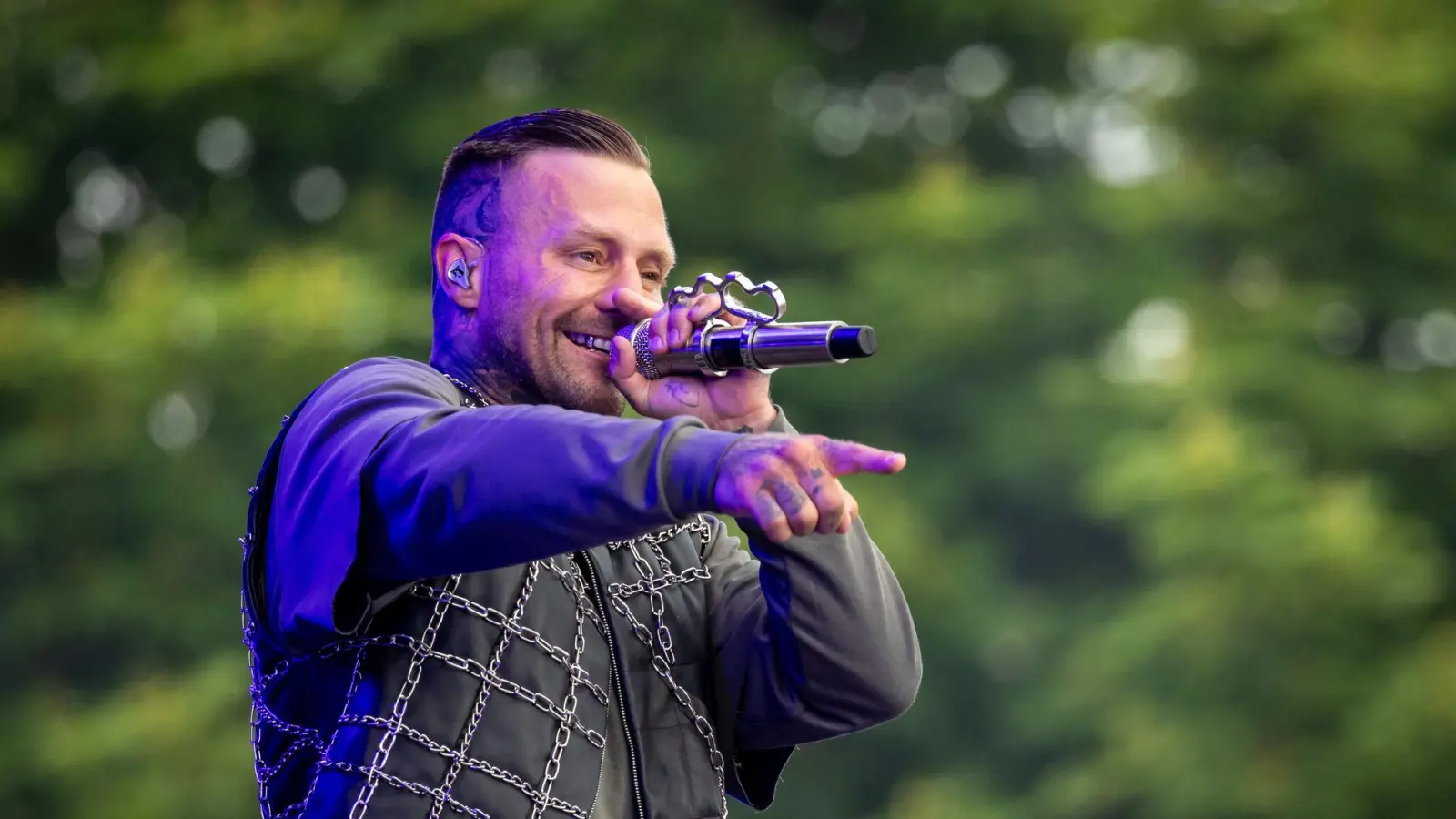 Der deutsche Rapper Kontra K (Maximilian Diehn) hat Taylor Swift von Platz eins in den Album-Charts vertreiben können. (Archivbild) (Bild: Daniel Karmann/dpa)