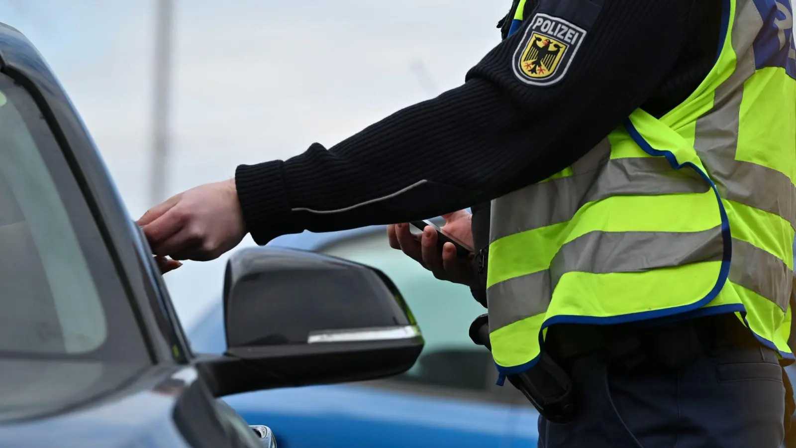 Die Bundespolizeiinspektion Waidhaus hat bei Grenzkontrollen vier gesuchte Straftäter festgenommen und 8100 Euro Justizschulden eingezogen. (Symbolbild: Katharina Kausche/dpa)