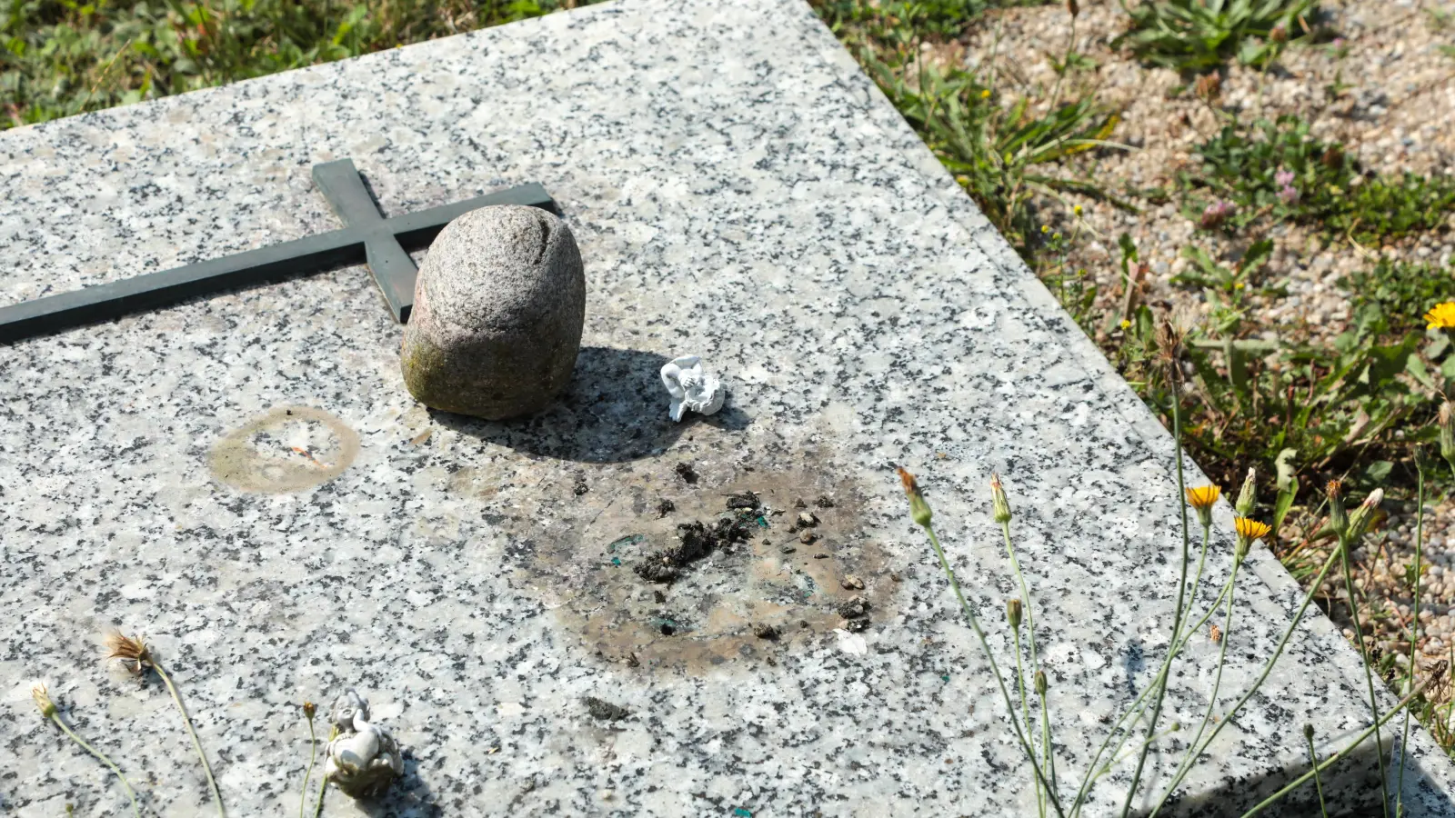 Auf dem Katharinenfriedhof waren Grabschänder am Werk. Der Schaden ist enorm. (Bild: Wolfgang Steinbacher)