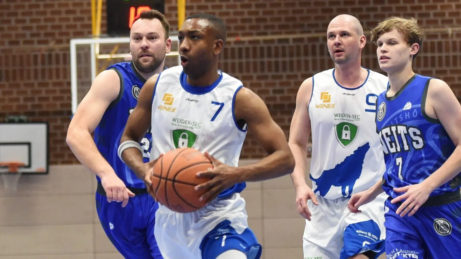 Die Weidener Basketballer um Chris Hill (am Ball) mussten sich in Rattelsdorf geschlagen geben. (Archivbild: G. Büttner)
