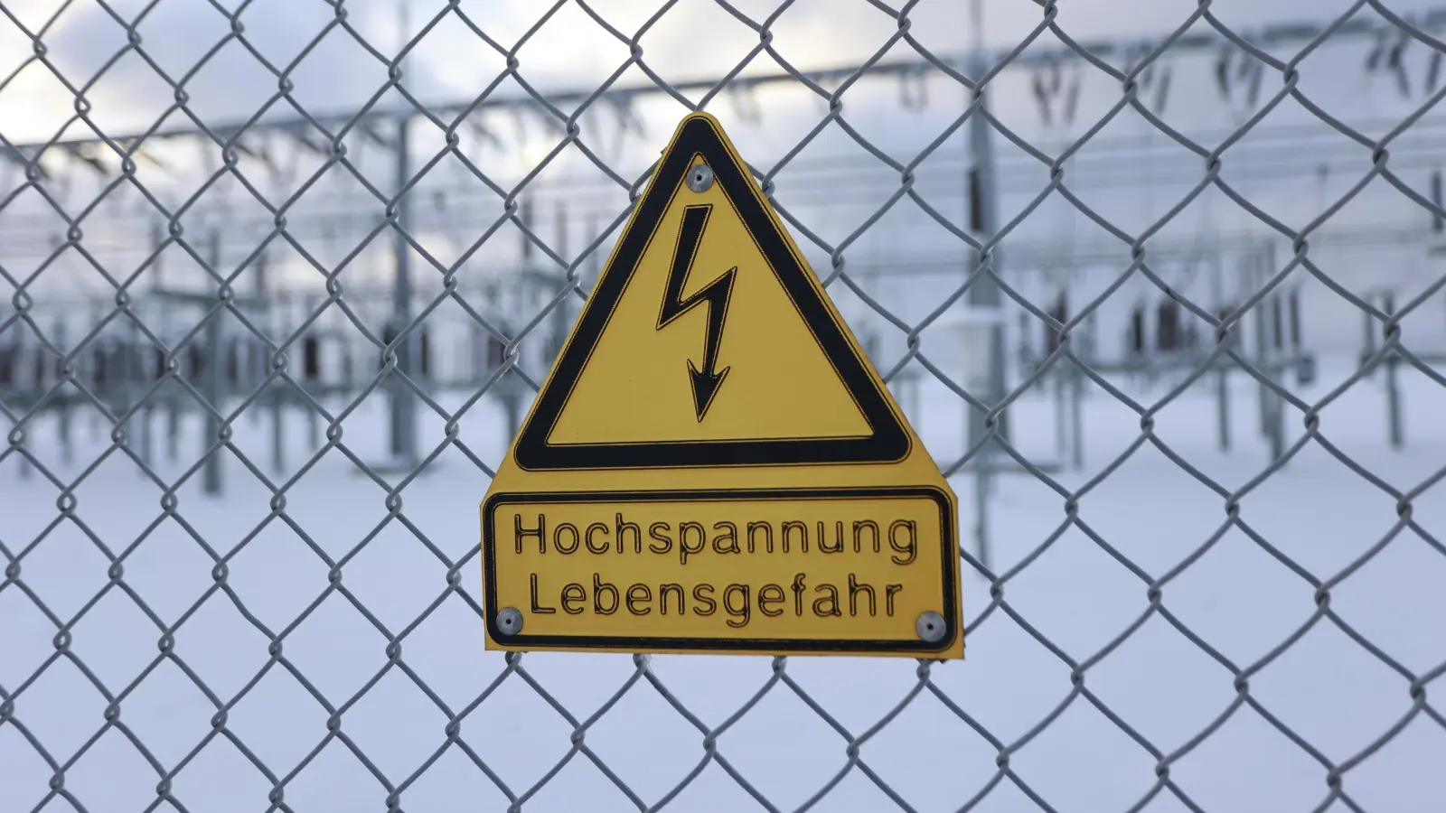 In weiten Teilen Weidens ist in der Nacht von Samstag auf Sonntag der Strom ausgefallen. (Symbolbild: Matthias Bein/dpa)