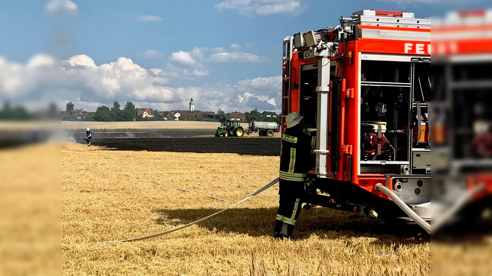 Die Feuerwehr löscht einen Feldbrand in Neunkirchen bei Weiden. Landwirte schaffen Löschwasser in Güllefässern heran. (Bild: Gabi Schönberger)