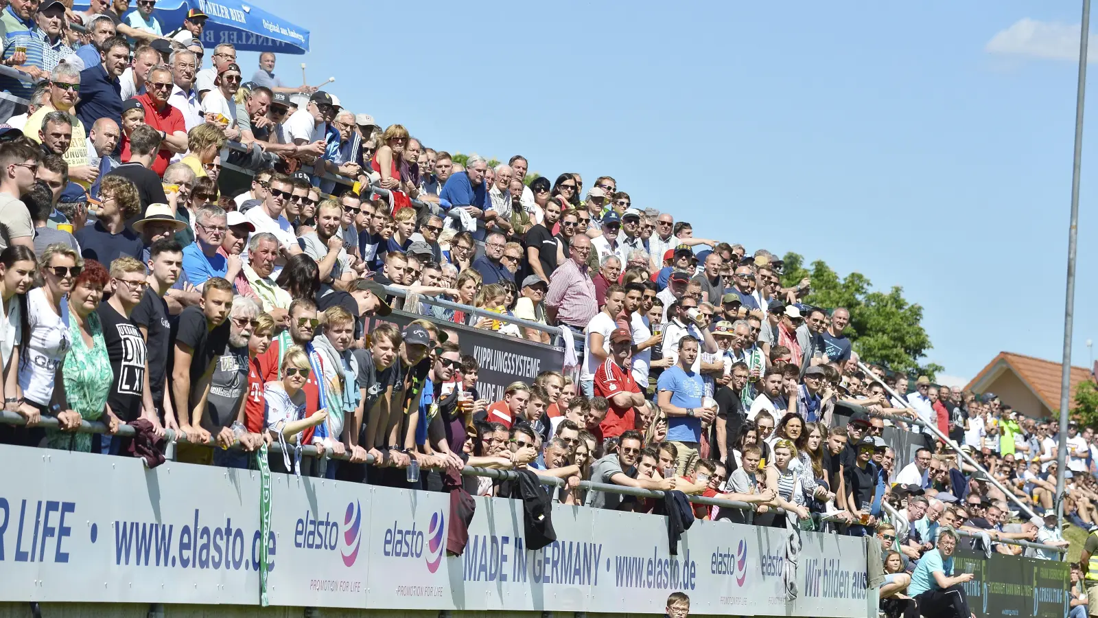 Die Relegationsspiele haben wieder für hohe Zuschauerzahlen auf den Fußballplätzen der Region gesorgt. (Archivbild: Hubert Ziegler)