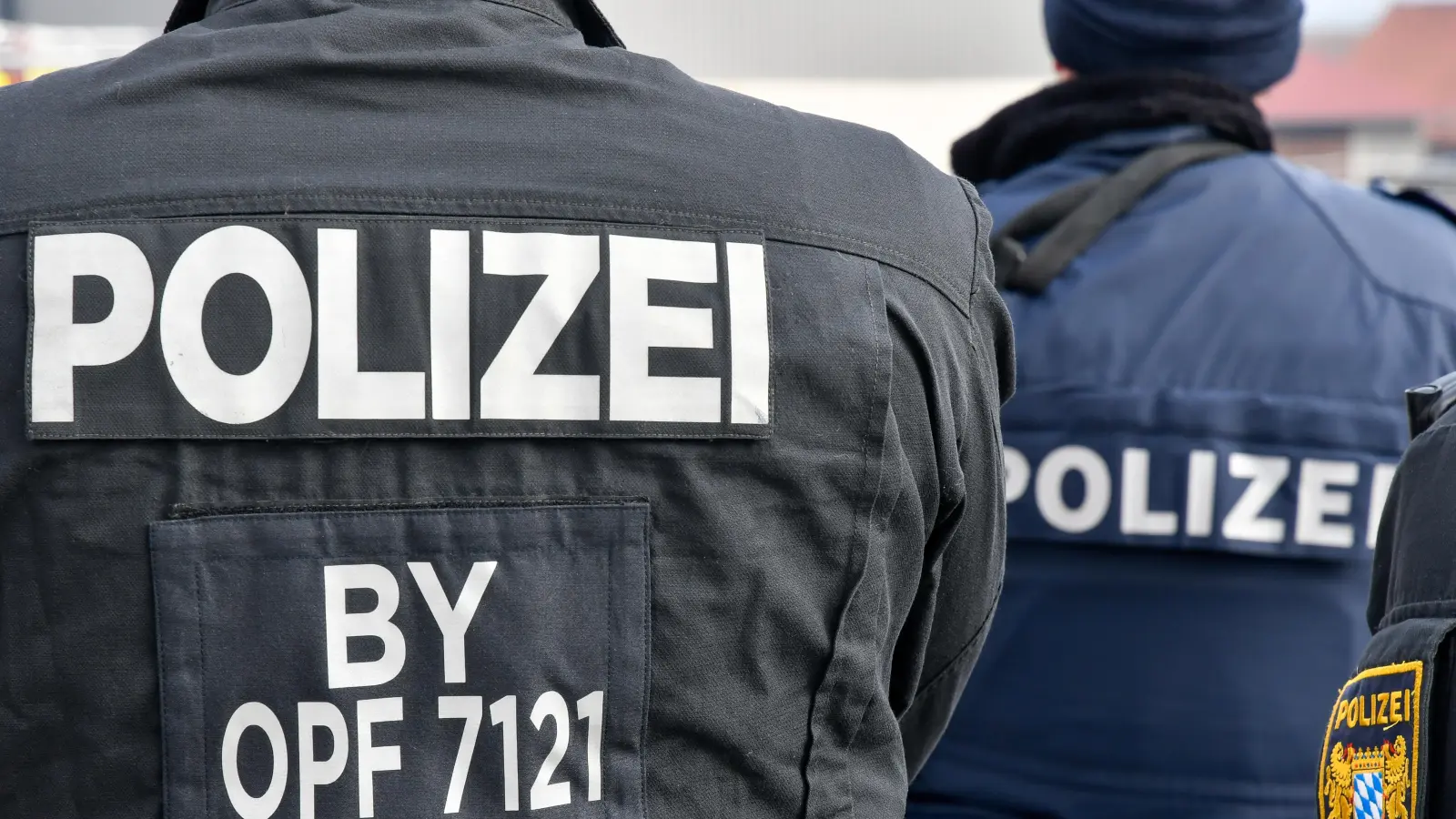 Ein Unbekannter hat in der Mooslohstraße in Weiden die Windschutzscheibe eines Autos beschädigt. Die Polizei sucht Hinweise. (Symbolbild: Petra Hartl)