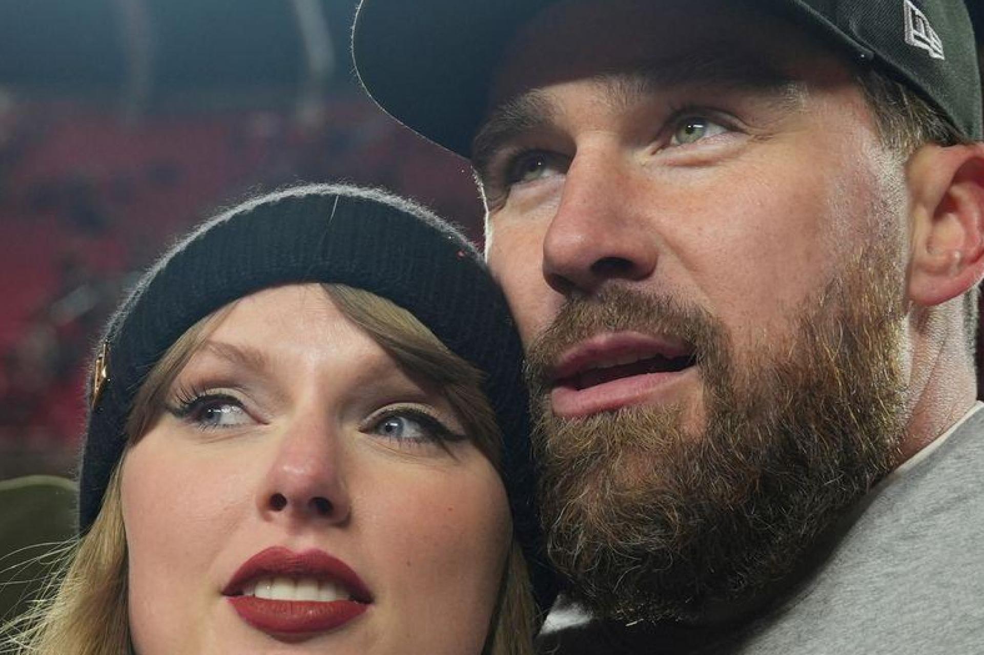 Football-Profi Travis Kelce (36) hat über seine Hochzeit mit Popstar Taylor Swift (36) gesprochen. (Archivbild) (Bild: Charlie Riedel/AP/dpa)