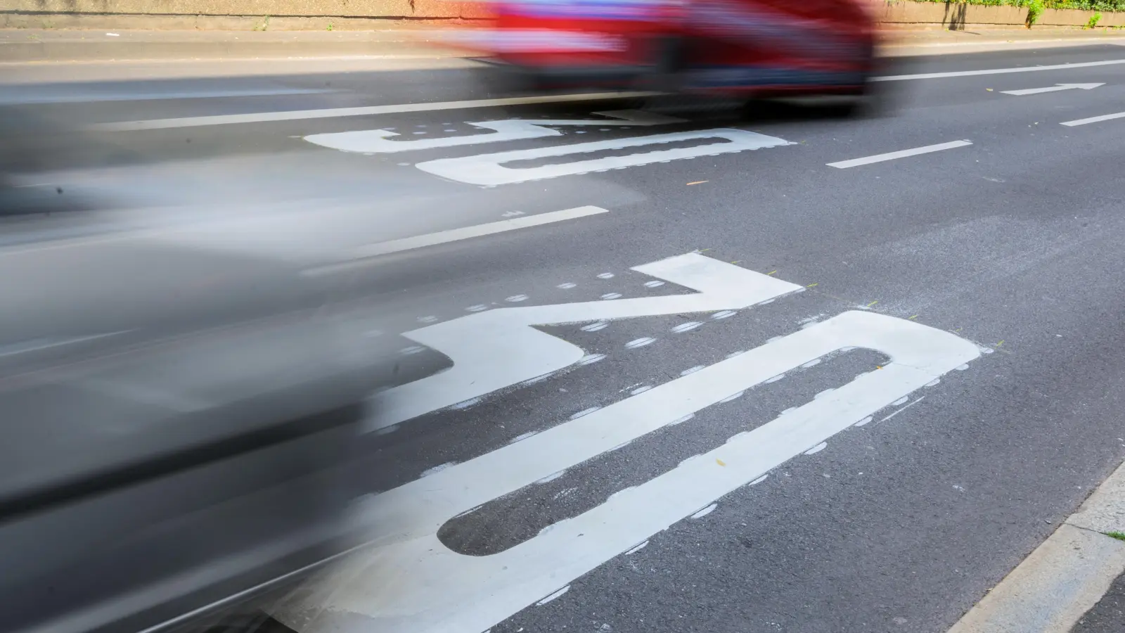 Wer zu schnell fährt und in eine der regelmäßig von der Verkehrspolizei durchgeführten Geschwindigkeitskontrollen rast, muss mit Bußgeld, Punkten im Fahreignungsregister und einem Führerscheinentzug rechnen.  (Symbolbild: Andreas Arnold/dpa)