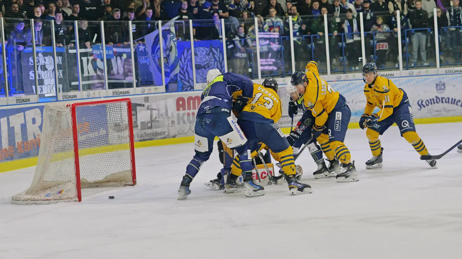 In dieser Szene stochert Tomas Rubes (verdeckt) den Puck zum 1:0 für die Blue Devils Weiden ins Tor. (Bild: Elke Englmaier)