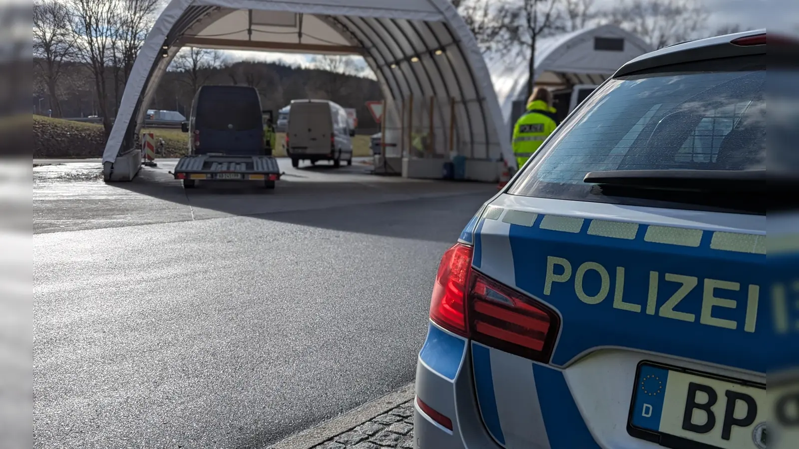 Die Bundespolizeiinspektion Waidhaus hat am Dienstag bei Grenzkontrollen auf der A6 zwei Haftbefehle vollstreckt und zwei Personen die Einreise verweigert. (Symbolbild: Bundespolizei)