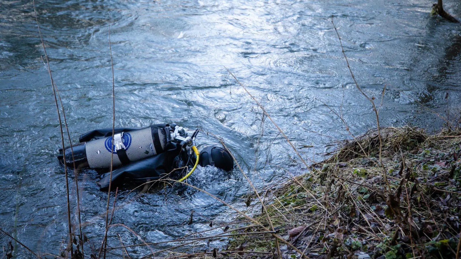 Auch Polizeitaucher (hier ein Symbolbild) waren am Dienstag in Maxhütte-Haidhof (Landkreis Schwandorf) im Einsatz. Sie suchten einen Weiher nach weiteren Beweisen ab. Auch ein Waldstück wurde durchkämmt. (Symbolbild: Christoph Schmidt/dpa)