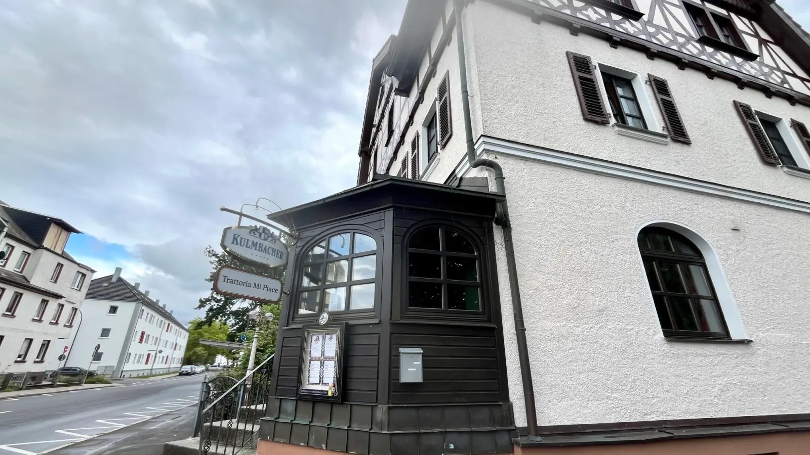 Noch hängt das Schild der Trattoria Mi Piace am Rotkreuzplatz in Weiden. Seit Juli ist aber geschlossen. (Bild: Gabi Schönberger)