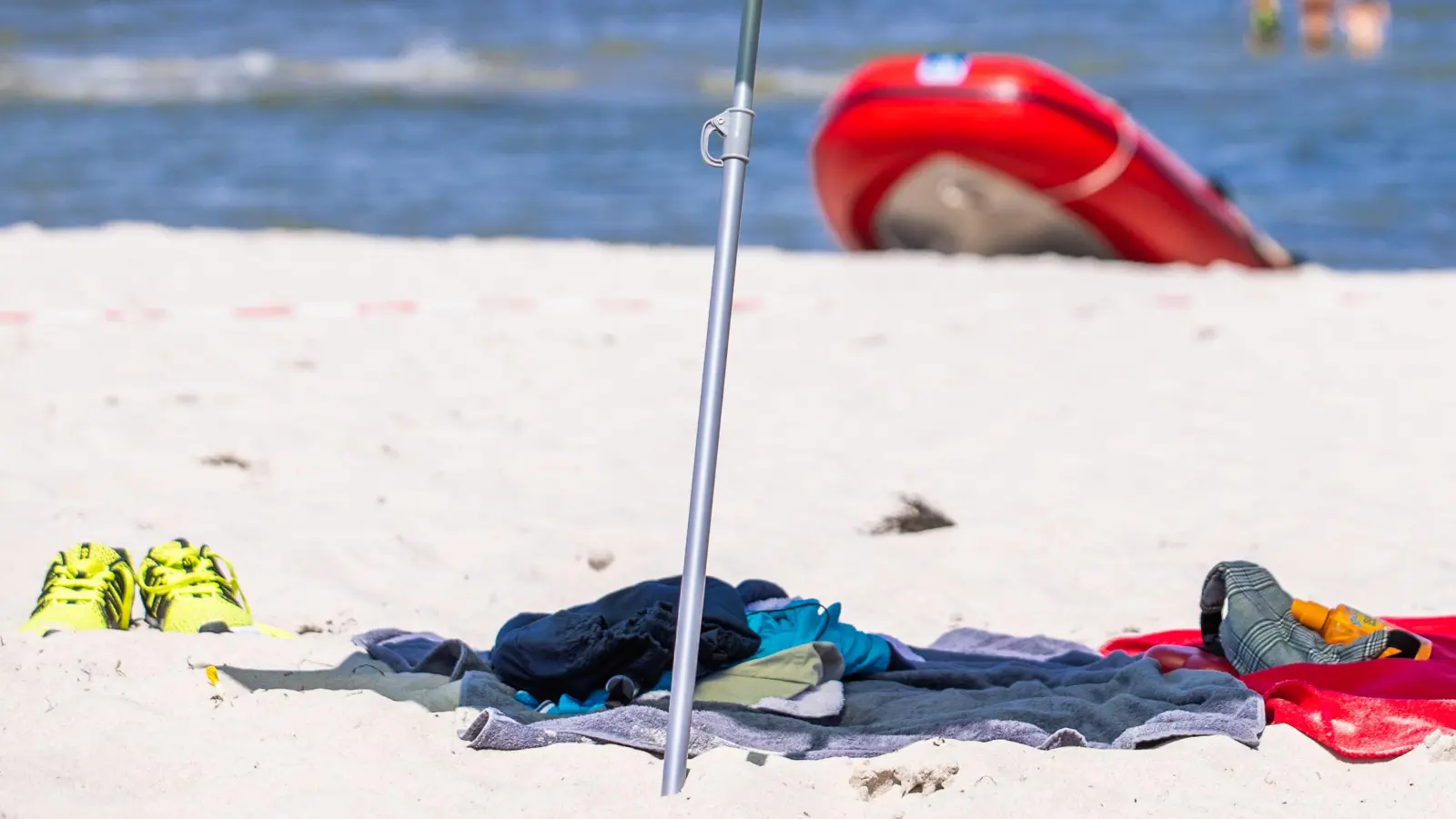 Am Ragerweiher in Schwarzenfeld wurden am Dienstag Suchmaßnahmen eingeleitet, nachdem Kleidung gefunden wurde. (Symbolbild: Jens Büttner)