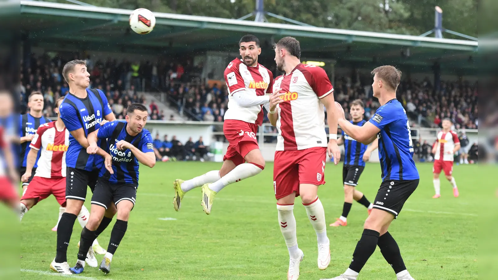 Die Weidener Abwehr versucht einen Kopfball von Jahn-Spieler Erik Majetschak (Zweiter von rechts) zu klären. (Bild: Gerhard Büttner)