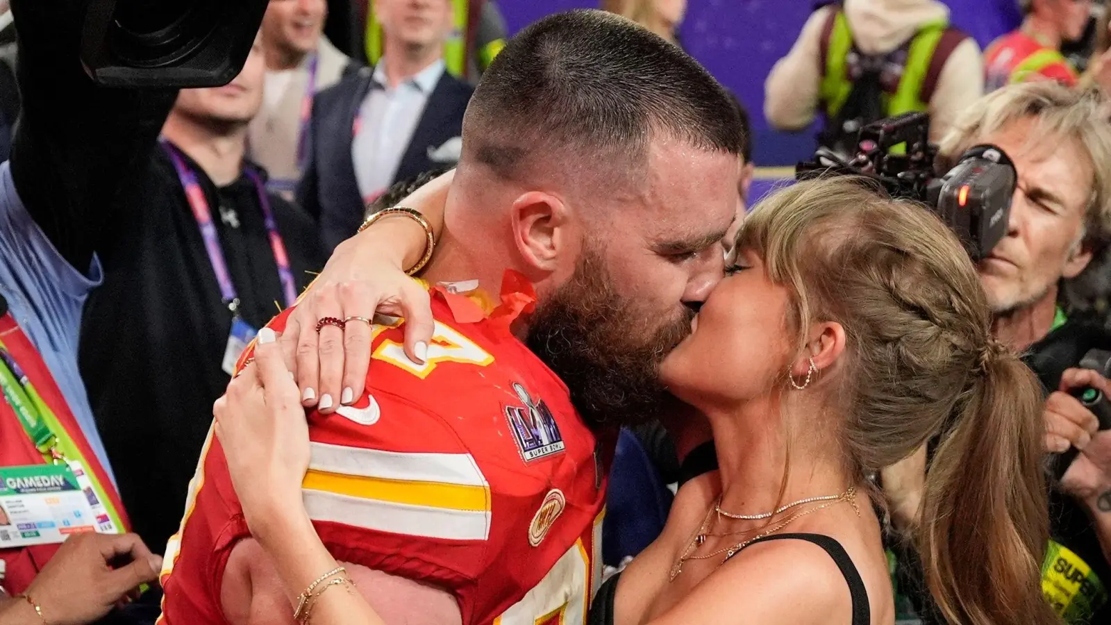 Taylor Swift und Travis Kelce sind mittlerweile rund ein Jahr ein Paar. (Archivfoto) (Bild: John Locher/AP/dpa)