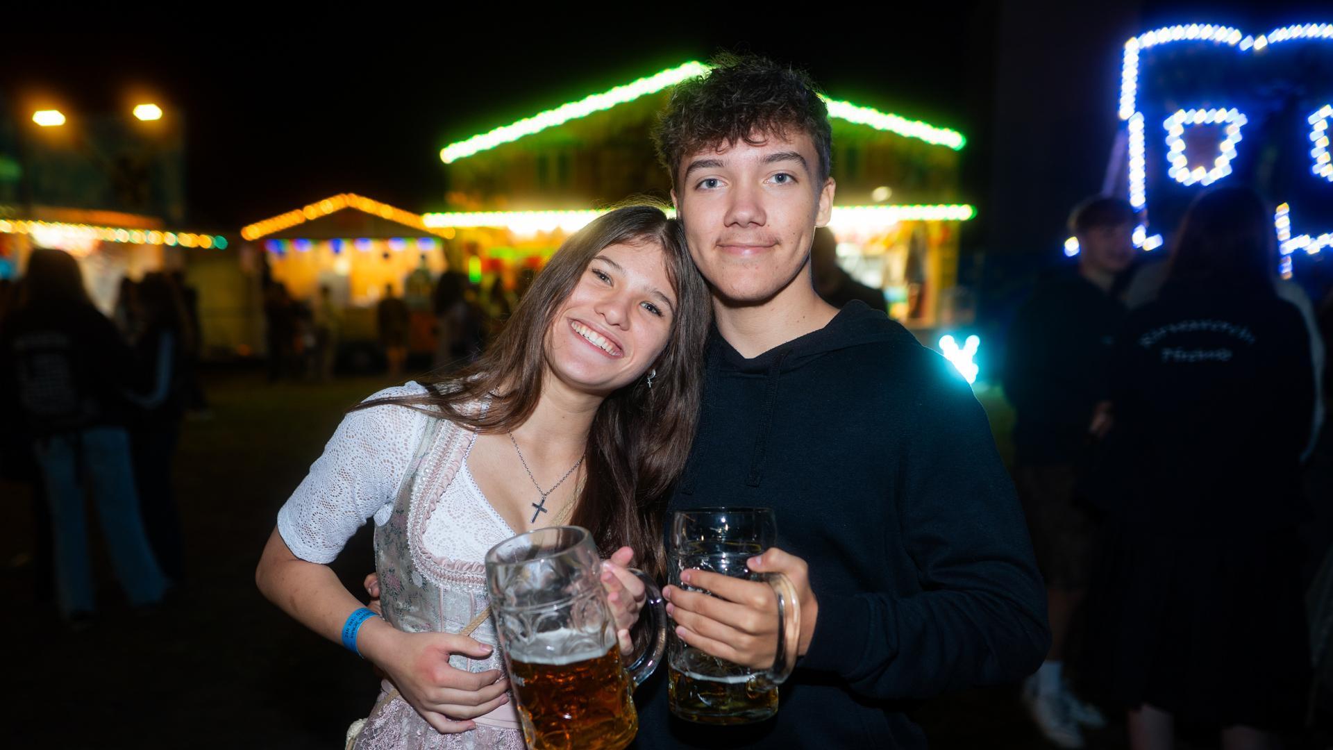 Die Quertreiber rocken am Samstagabend das Festzelt bei der Kirwa in Wernberg.  (Bild: Hannes Stock)