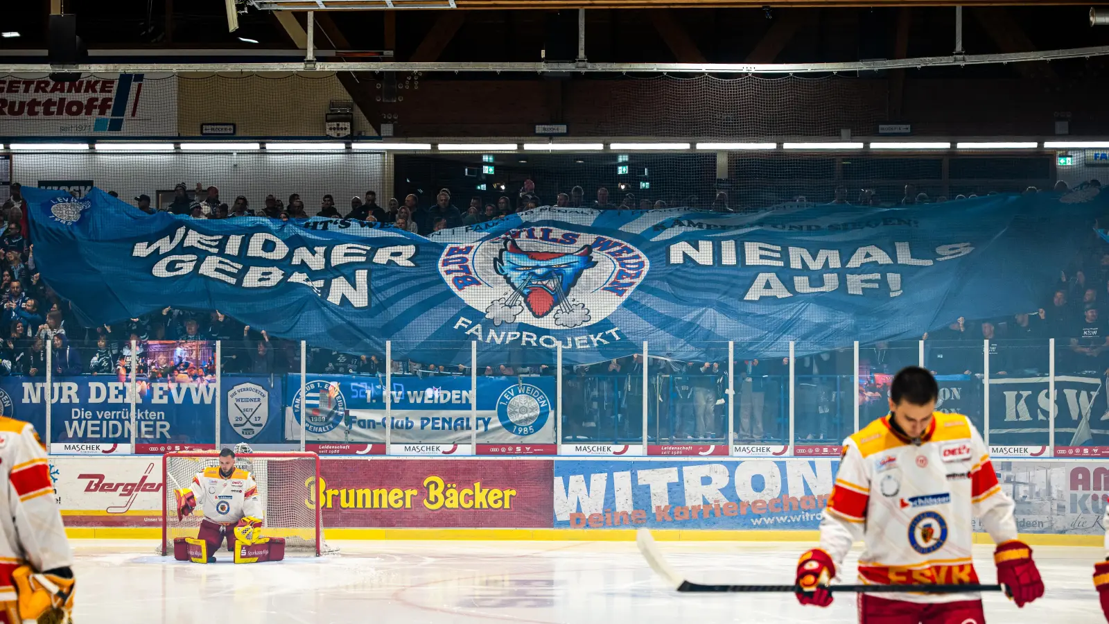 Die Weidener Fankurve präsentiert die Blockfahne „Weidner geben niemals auf“ am ersten DEL-2-Spieltag gegen den ESV Kaufbeuren. (Bild: Elke Englmaier/exb)