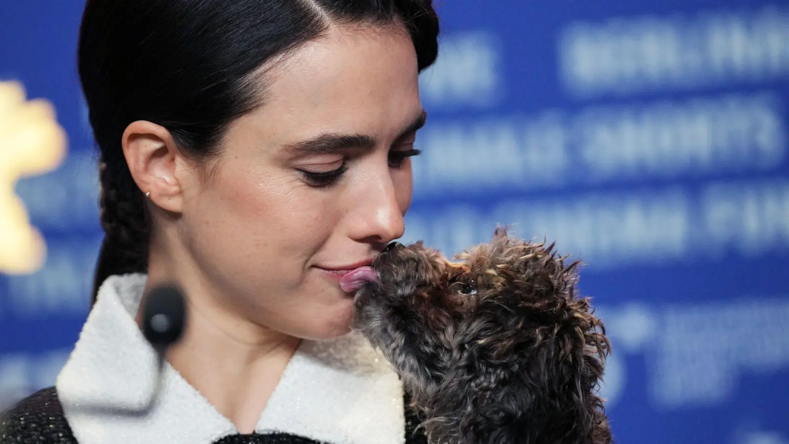 Margaret Qualley präsentierte ihren Hund erstmals der Öffentlichkeit. (Bild: Soeren Stache/dpa)