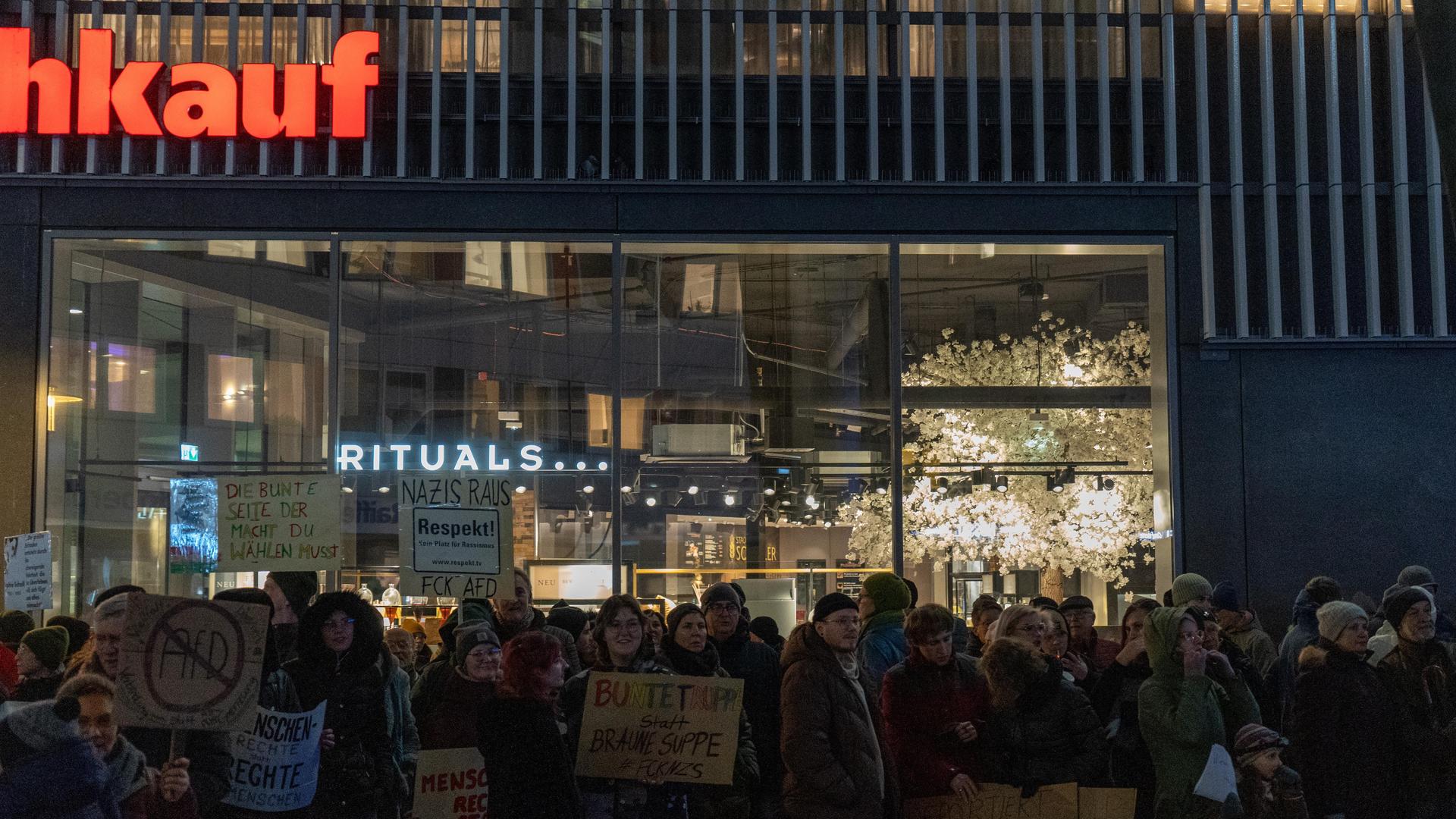 Bei der Demo gegen Rechts haben sich tausende Menschen zu einem Protestmarsch durch Weiden versammelt. (Bild: knz)