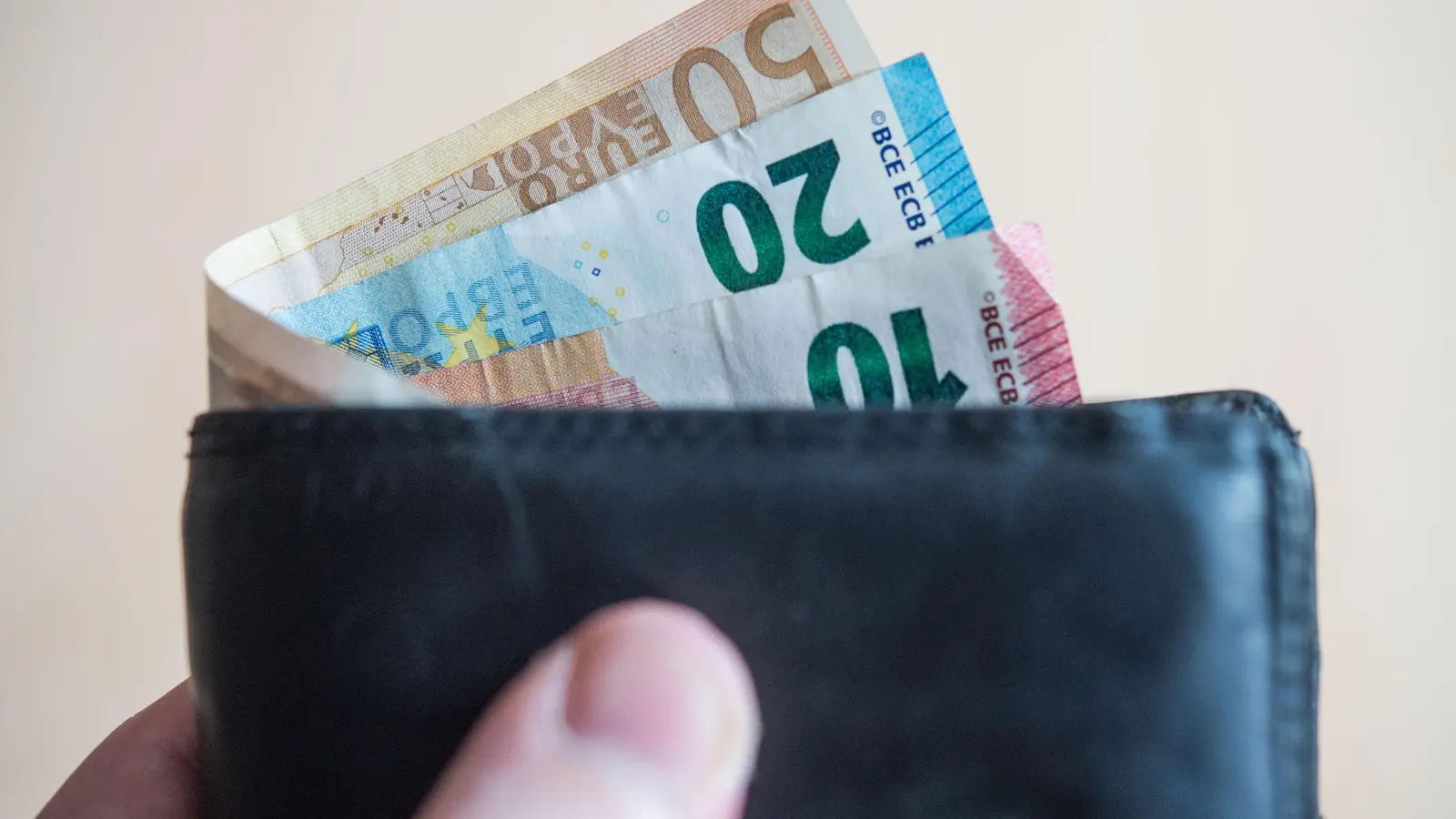 Die Polizei möchte wissen, wer am Freitagabend beobachtet hat, wie eine Geldbörse in einer Kneipe in Weiden gestohlen wurde. (Symbolbild: Lino Mirgeler/dpa)