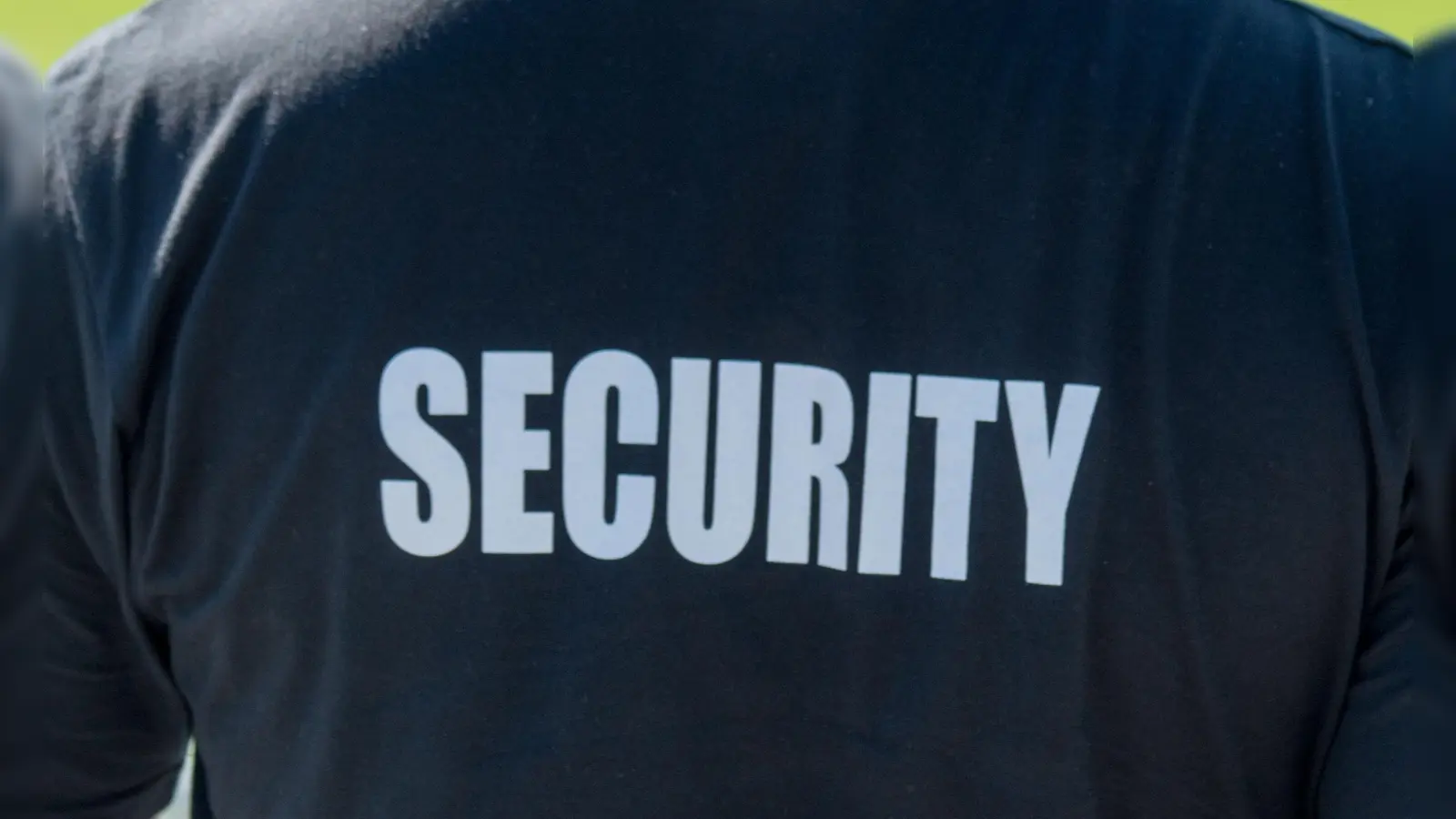 Auf der Flosser Kirwa soll ein 17-Jähriger eine 15-Jährige sexuell belästigt haben. Beim Eingreifen der Security wurde ein Mitarbeiter verletzt. (Symbolbild: Armin Weigel/dpa)