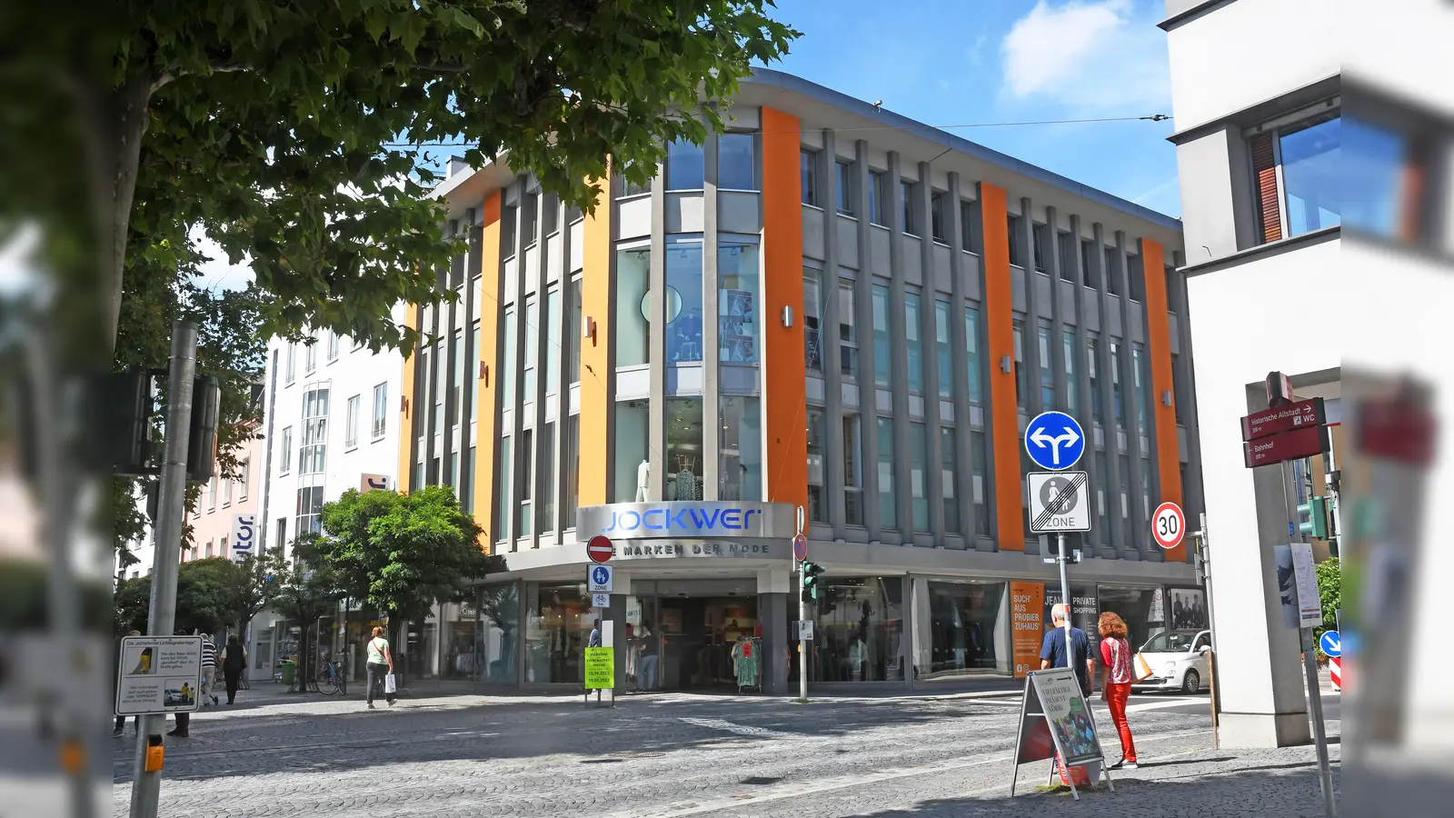 Endlich: Für das ehemalige Jockwer-Gebäude am Issy-les-Moulineaux-Platz ist ein neuer Mieter gefunden. Im Frühjahr 2025 will er Eröffnung feiern. (Archivbild: Gabi Schönberger)