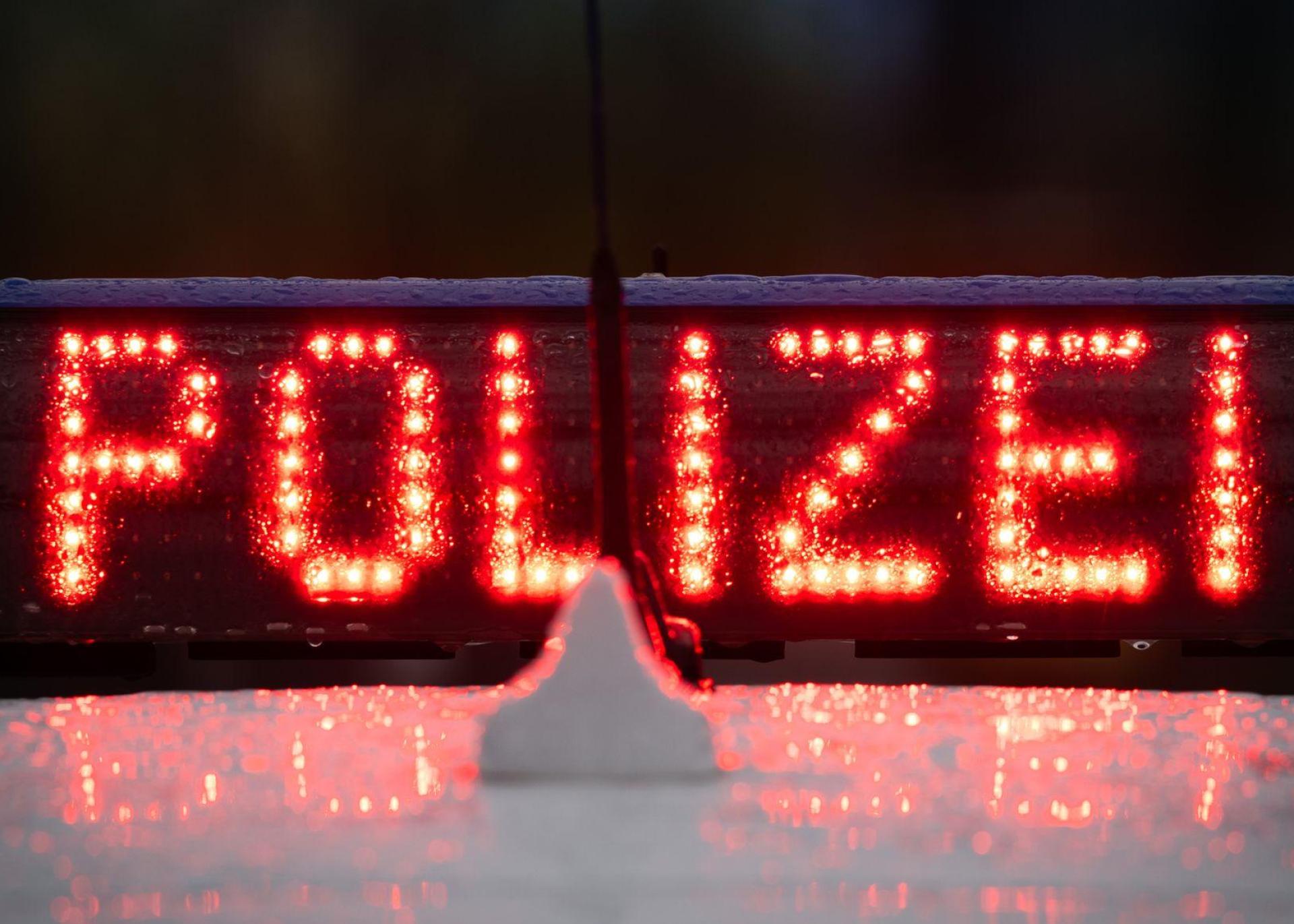 Unbekannte Täter haben eine Regenrinne im Mehrgenerationenpark Eschenbach beschädigt. (Symbolbild: Soeren Stache/dpa)