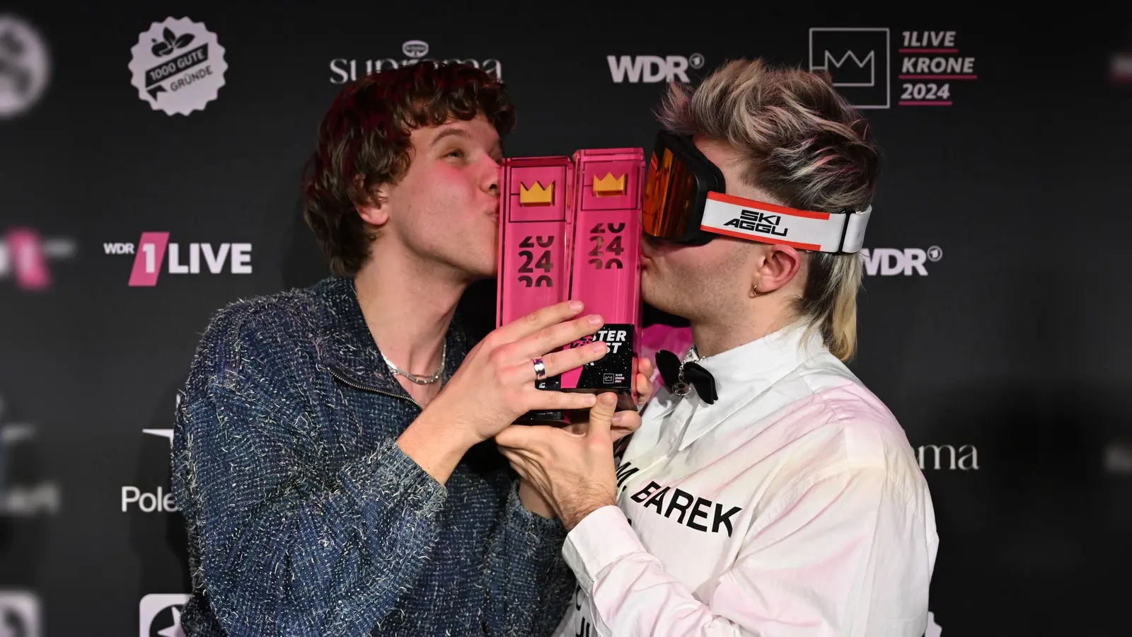 Räumten schon 2024 ab und können wieder auf eine Krone hoffen: die Musiker Zartmann und Ski Aggu.  (Bild: David Inderlied/dpa)