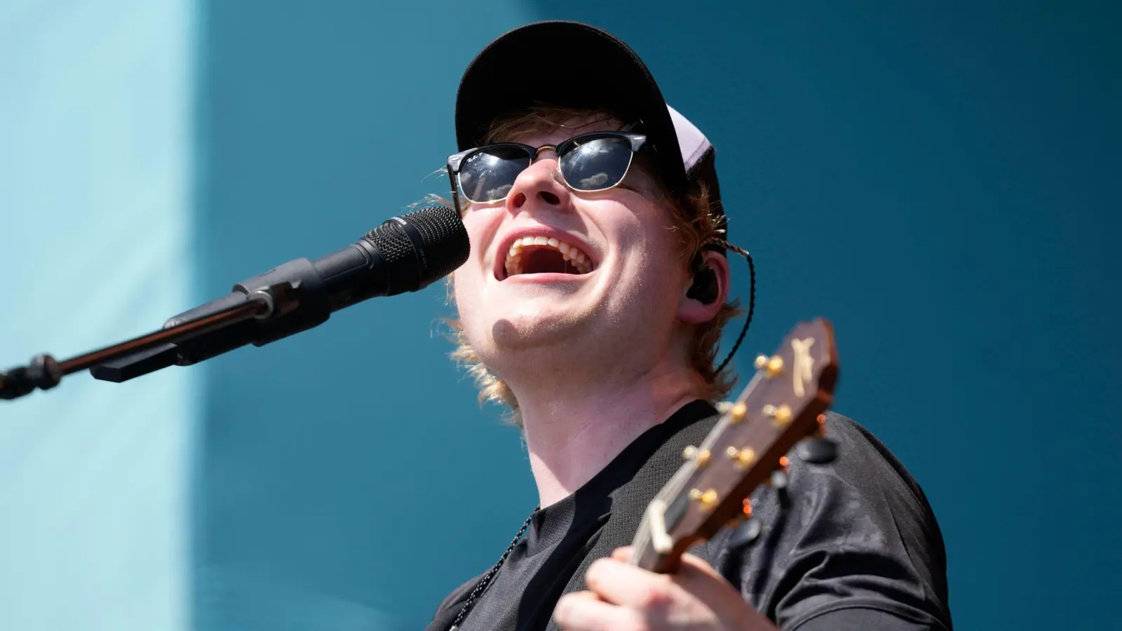 Auf seinem achten Album verarbeitet Ed Sheeran süd- und westasiatische Klänge. (Archivbild) (Bild: Wilfredo Lee/AP/dpa)