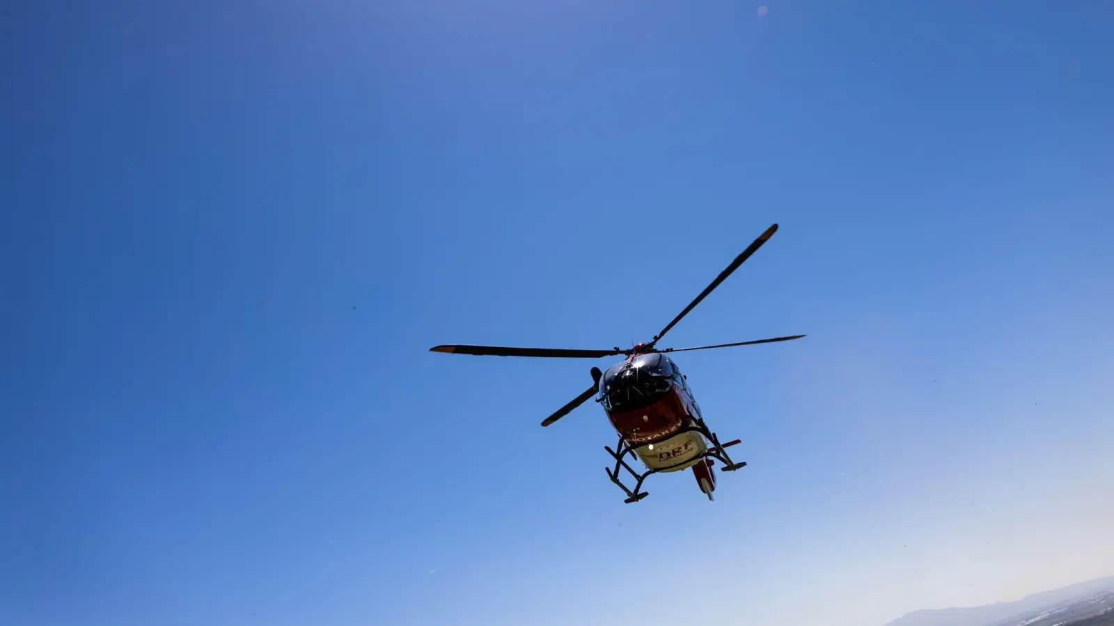 Ein Rettungshubschrauber fliegt den Vierjährigen mit Verätzungen in eine Klinik. (Symbolbild: Philipp von Ditfurth/dpa)