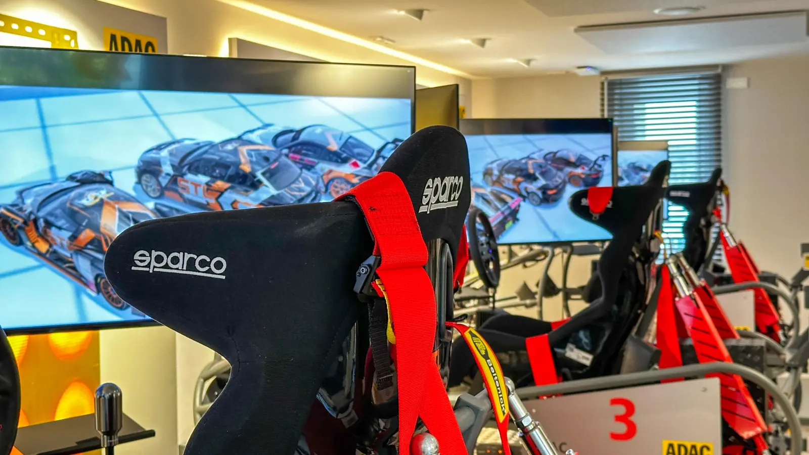In Weiden bringt das SimRacing-Center des ADAC Nordbayern e.V. den Adrenalinkick mitten in die Innenstadt.  (Bild: kle)