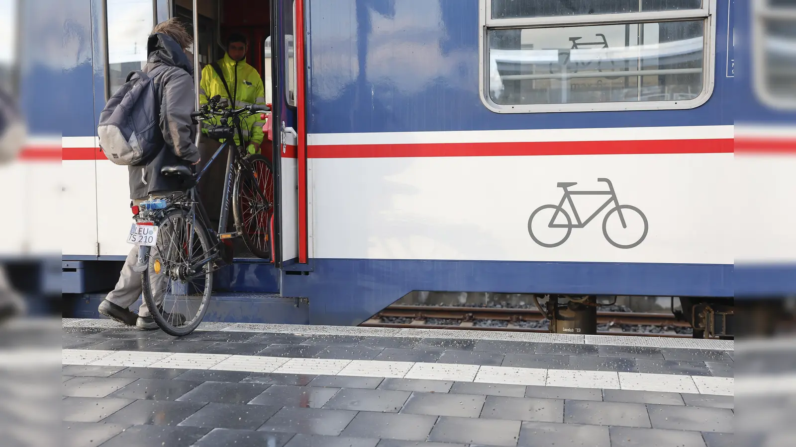 Am 10. Dezember startet das Ein-Euro-Radlticket in Regionalzügen und S-Bahnen in Bayern.  (Bild: Daniel Löb/dpa)