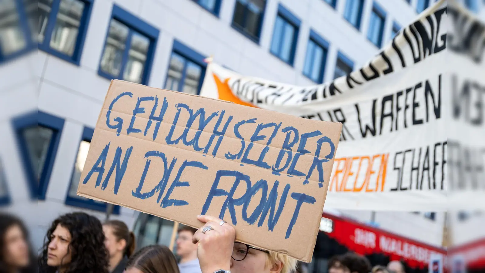 Bundesweit gingen junge Menschen wie hier in Bamberg gegen die Wehrpflicht auf die Straße. (Bild: Pia Bayer/dpa)