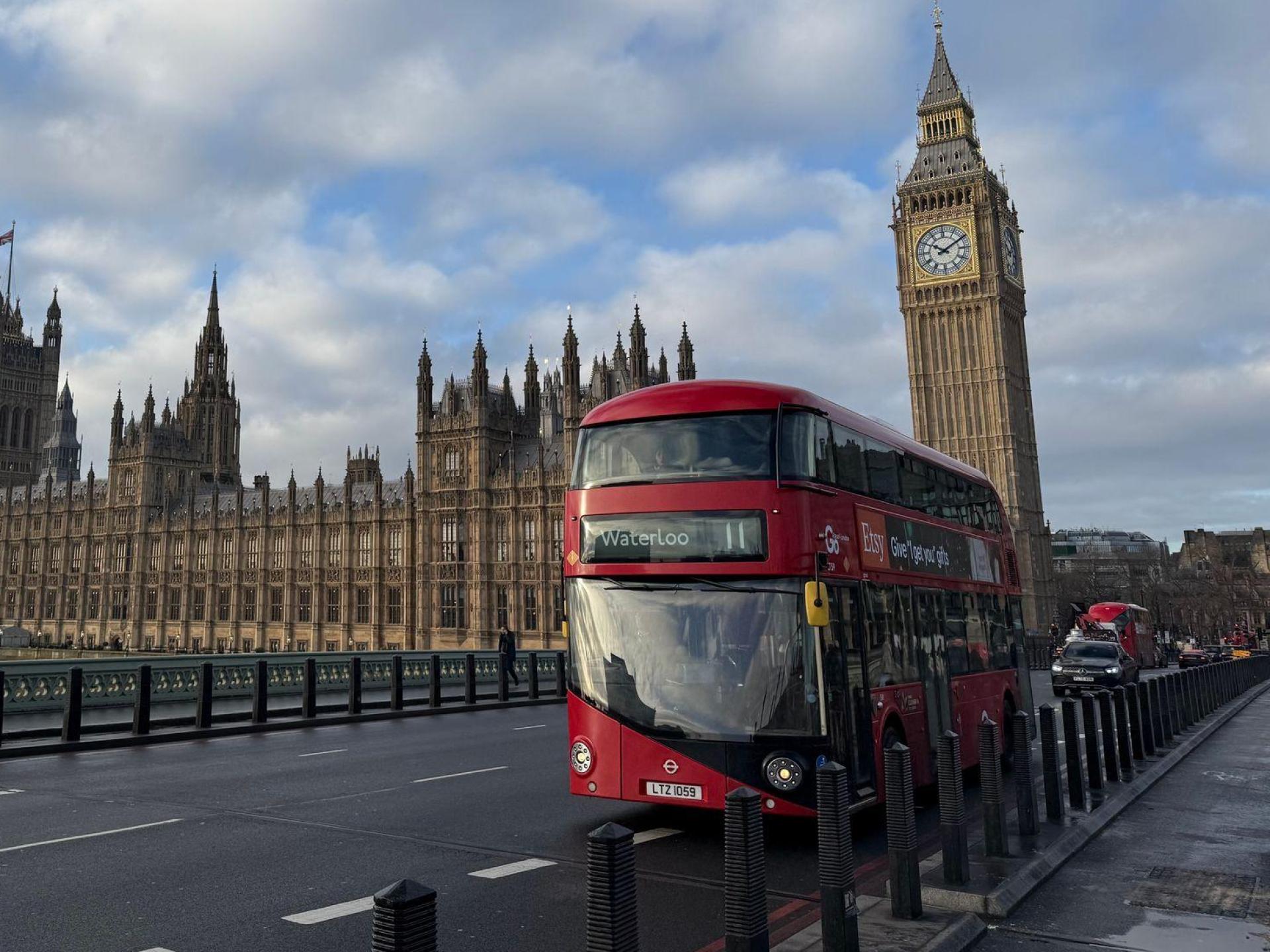 Die roten Doppeldeckerbusse sind aus dem Londoner Stadtbild nicht wegzudenken.  (Archivbild: Julia Kilian/dpa)
