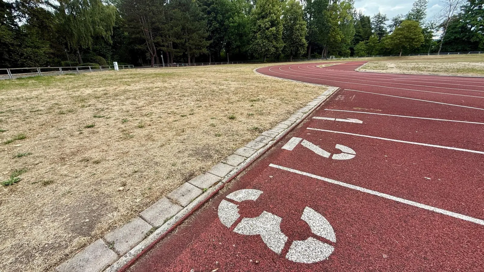Hier soll der Stadtstrand entstehen: Zwischen Tartanbahn und Bocciabahn ist vom 27. August bis zum 6. September eine Sandfläche geplant. (Bild: Gabi Schönberger)