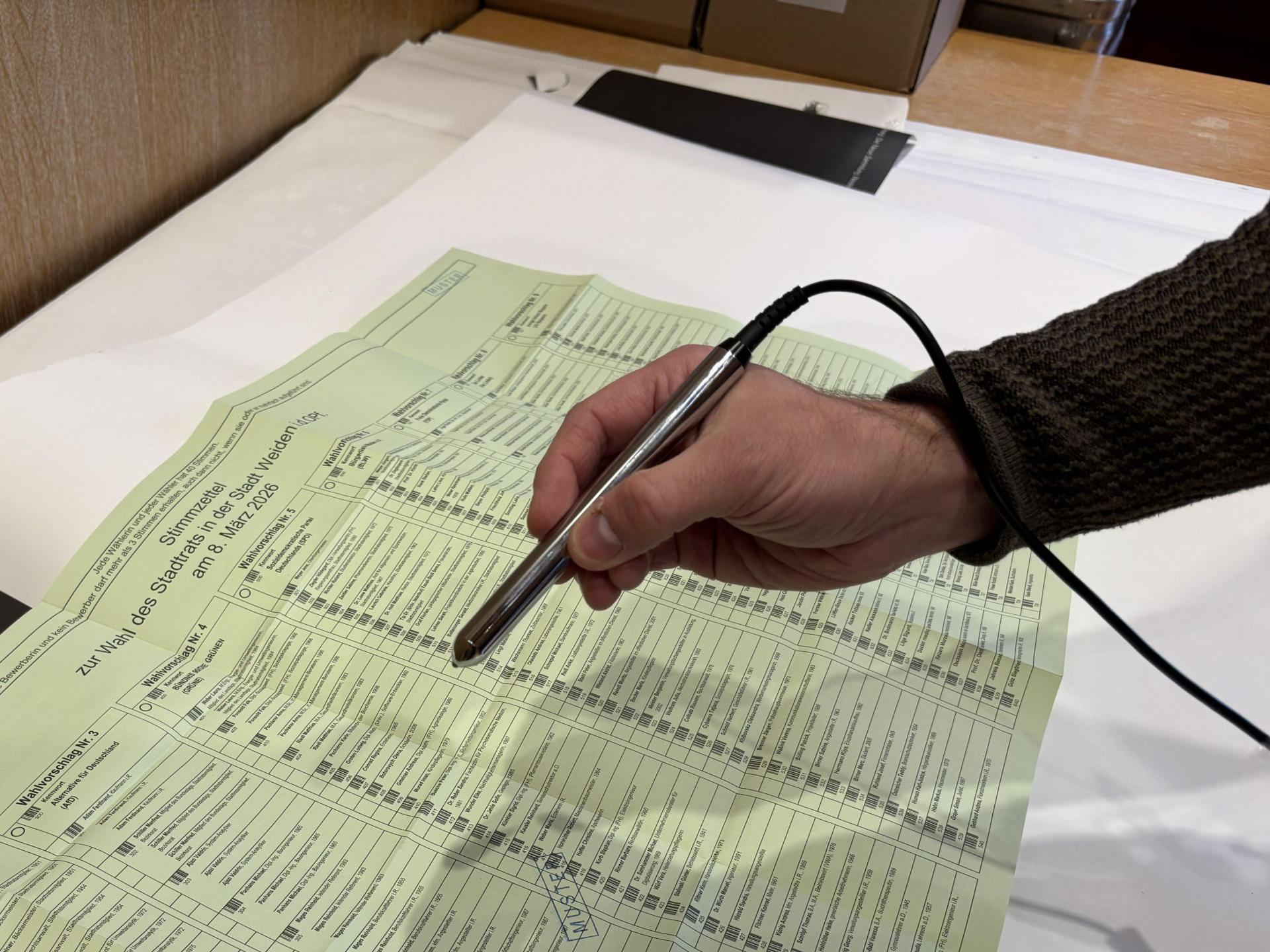 Für die Stadtratswahl in Weiden wurden fehlerhafte Stimmzettel entdeckt. (Bild: mcl)