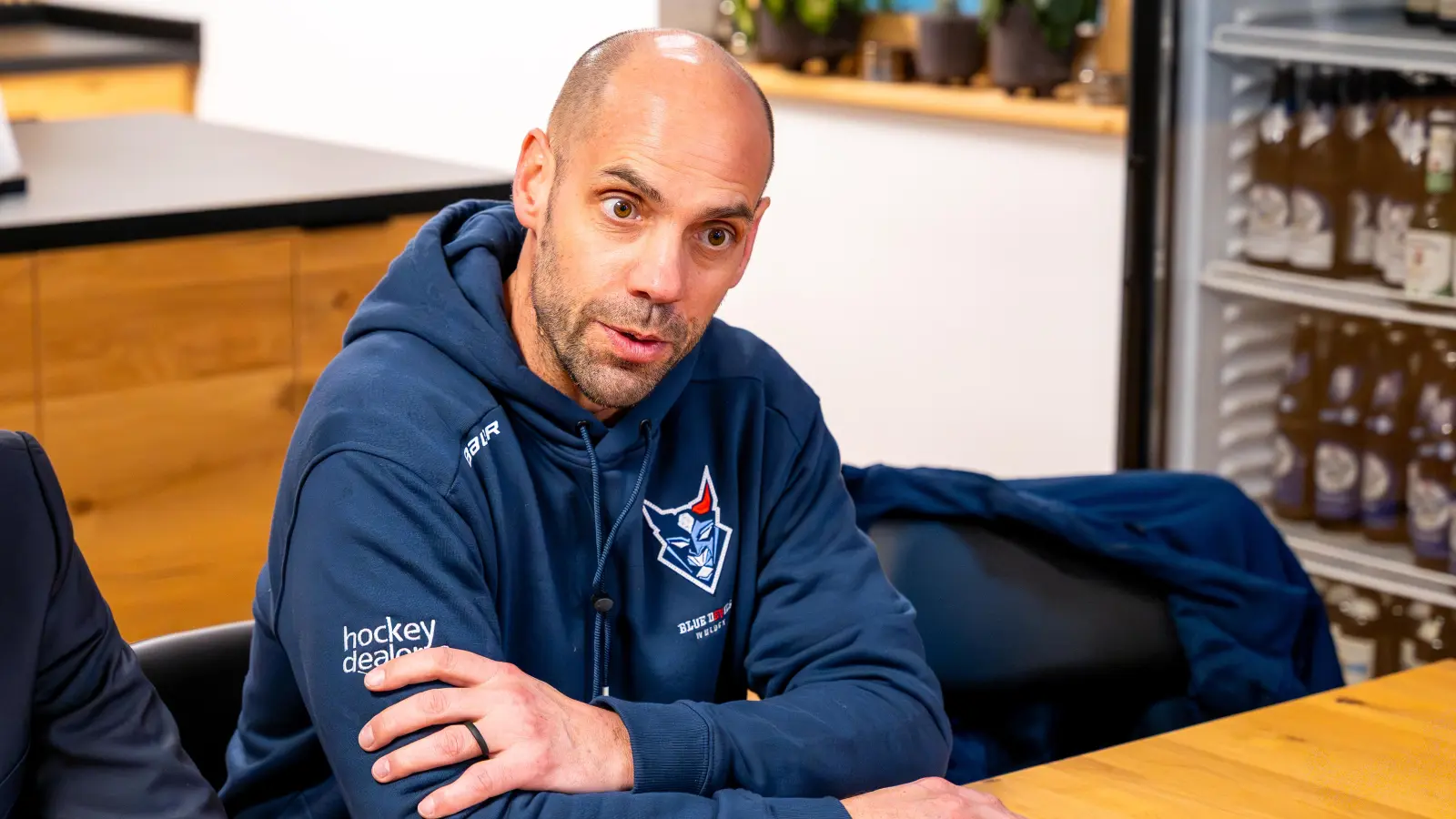 In der neuen Folge „Powerplay” geht es vor allem um den neuen Mann an der Bande der Blue Devils Weiden: Der Kanadier Alan Letang.  (Bild: Elke Englmaier)