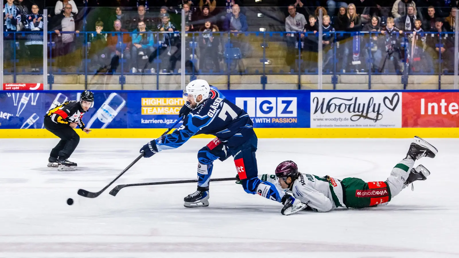Luca Gläser (links) ließ diese Großchance für die Blue Devils Weiden liegen. Gegen die Starbulls Rosenheim gab es eine klare Heimniederlage. (Bild: Tobias Neubert)
