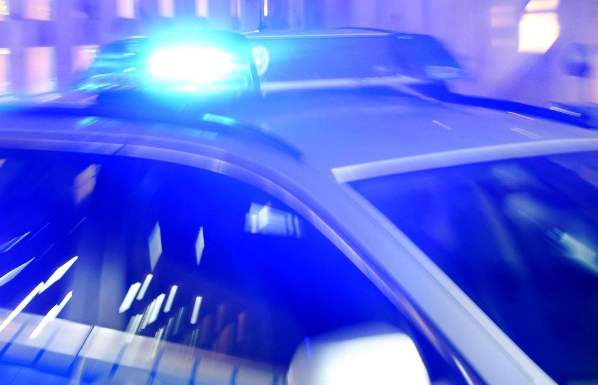 Ein betrunkener Mann hält in Schwandorf einen Zug auf, indem er sich daran festhält. Die Polizei bringt ihn ins Krankenhaus. (Symbolbild: Carsten Rehder/dpa)