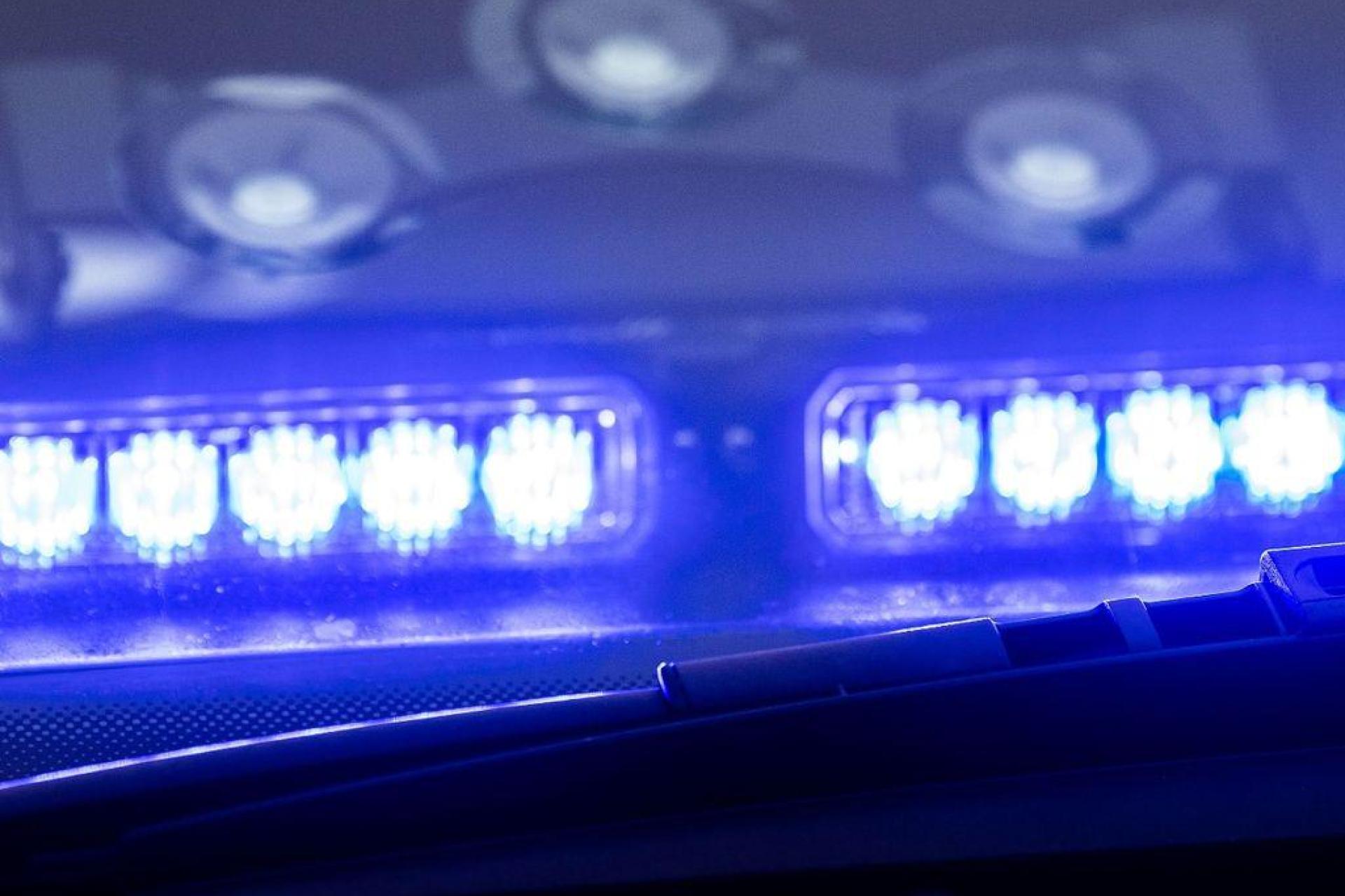 Wer hat in Eschenbach einen Verkaufswagen mit Lebensmitteln ausgesteckt? Die Polizei ermittelt.  (Symbolbild: Lino Mirgeler/dpa)