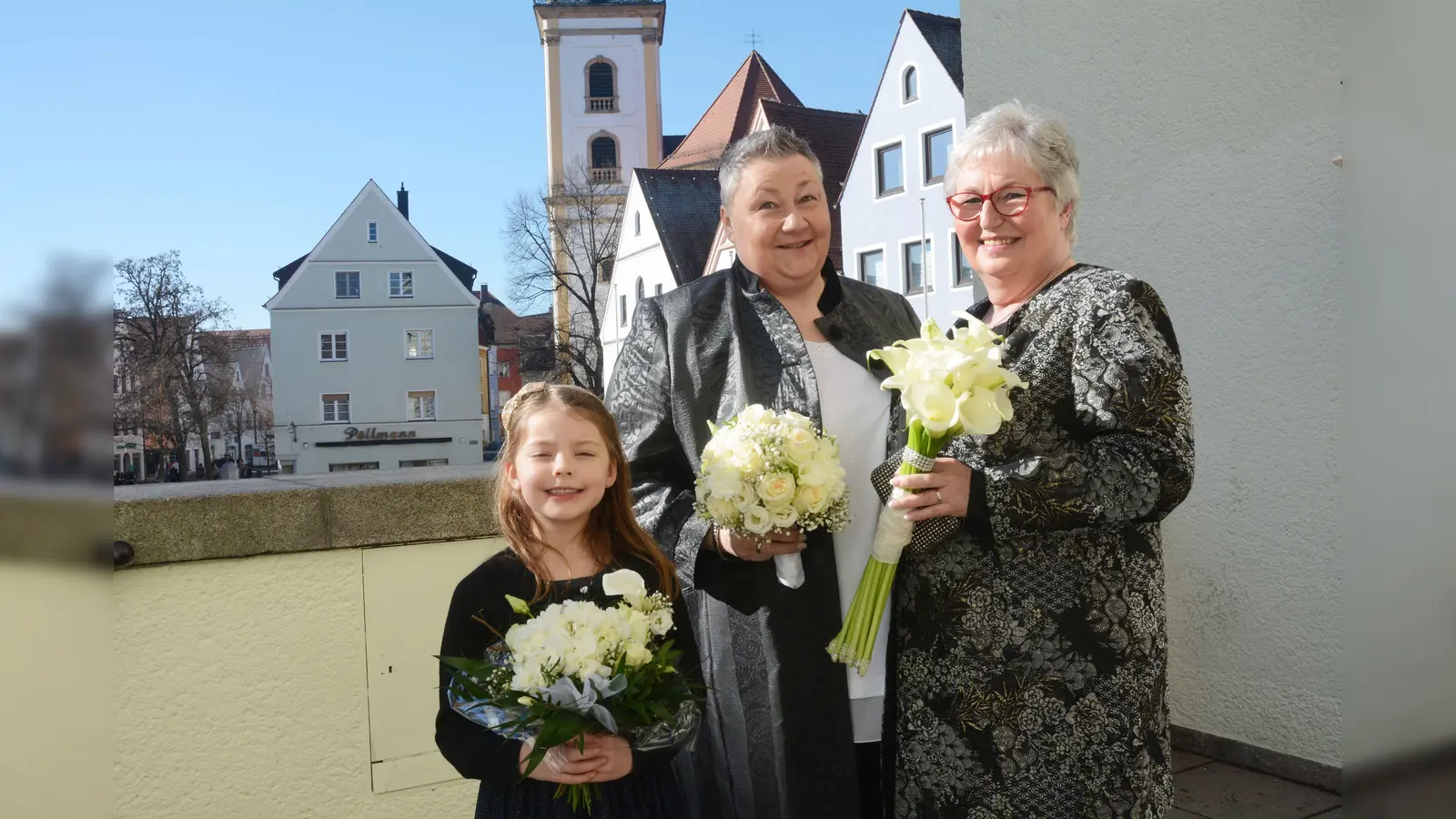 Sie sagten „Ja” zueinander (von rechts): Gaby Hübner und Lydia Armer, die sich über die Gewerkschaftsarbeit kennengelernt haben. Stolzes Brautmädchen war die kleine Emily. (Bild: Gabi Schönberger)