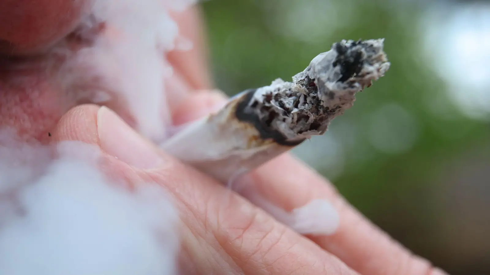 Mehr als 100 Joints sind an einer Tankstelle sichergestellt worden. (Symbolbild: Karl-Josef Hildenbrand/dpa)