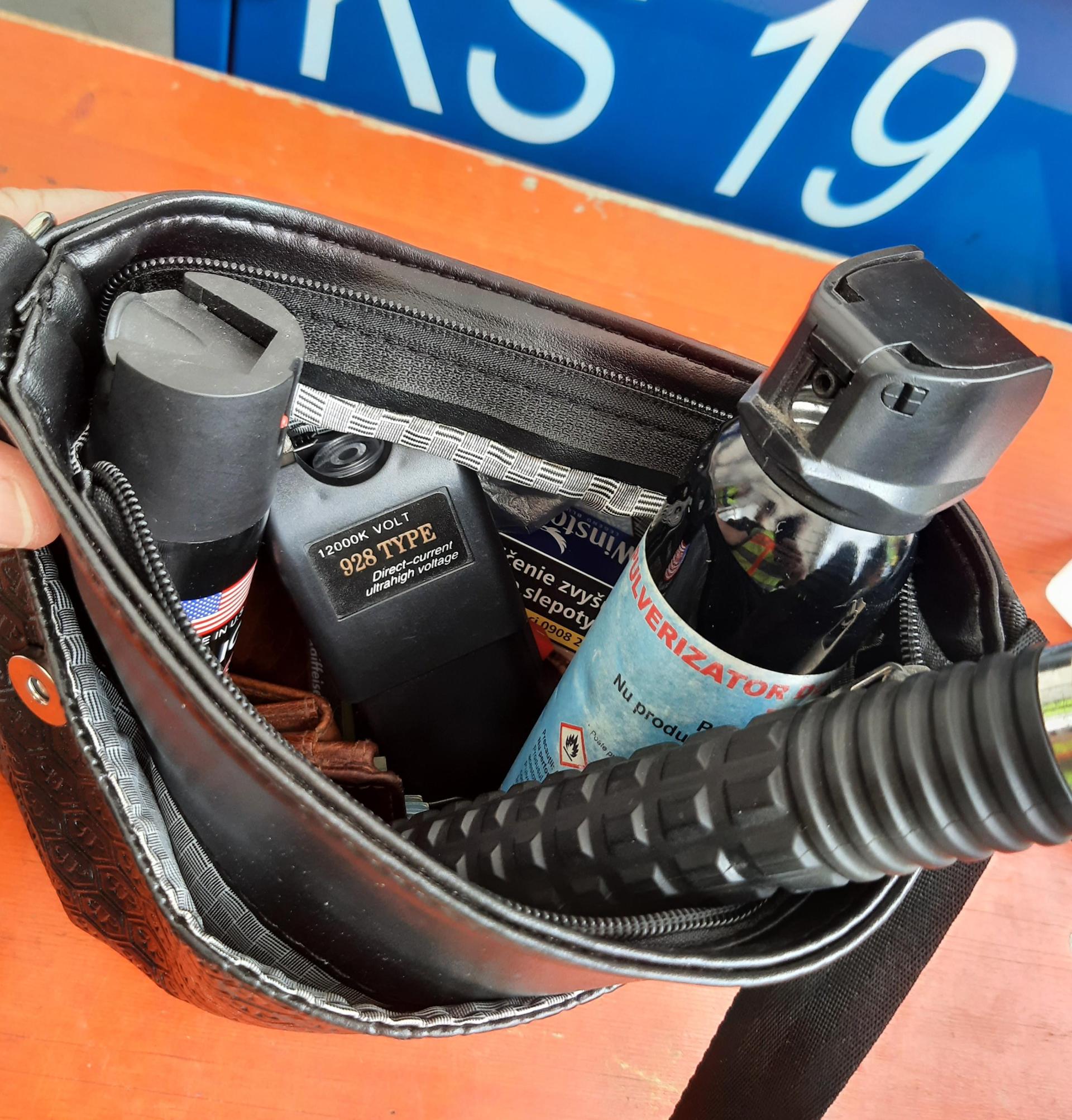 Die Polizei fand bei einer Kontrolle auf der A 6 Waffen und Drogen in einem Pkw. (Bild: Polizei Waidhaus)