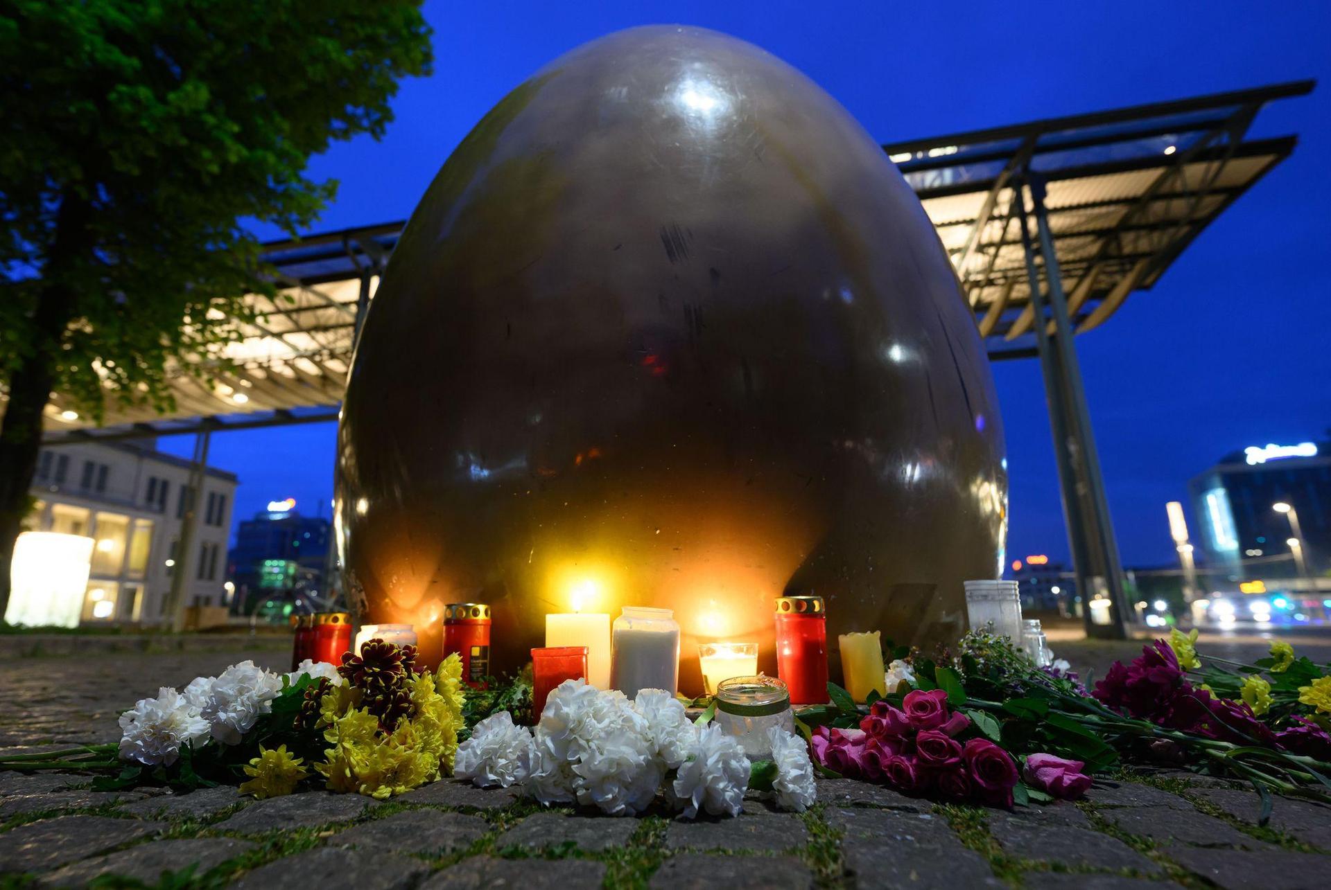 Es wird der Todesopfer gedacht.  (Bild: Hendrik Schmidt/dpa)