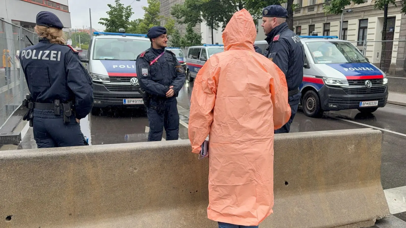 Die Polizei ist mit einem Großaufgebot im Einsatz. (Bild: Matthias Röder/dpa)
