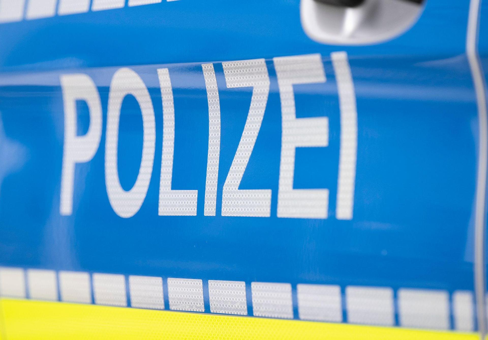 In Leuchtenberg sucht die Polizei einen Unbekannten, der sich unerlaubt von einem Unfallort entfernt hat. (Symbolbild: Boris Roessler/dpa)