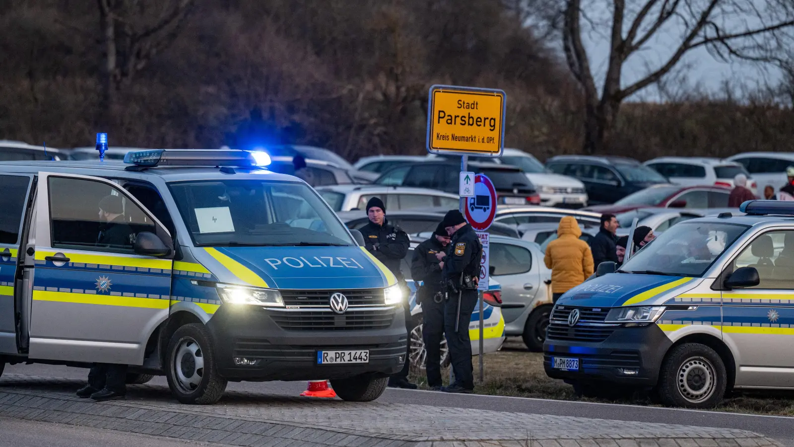 Parsberg: Polizei und Einsatzkräfte stehen nach einem Zwischenfall am Rand einer Feier. Bei einer großen Feier unter freiem Himmel in Parsberg ist ein Mann getötet worden. Das bestätigte am Sonntagabend ein Polizeisprecher vor Ort.  (Bild: Armin Weigel/dpa)