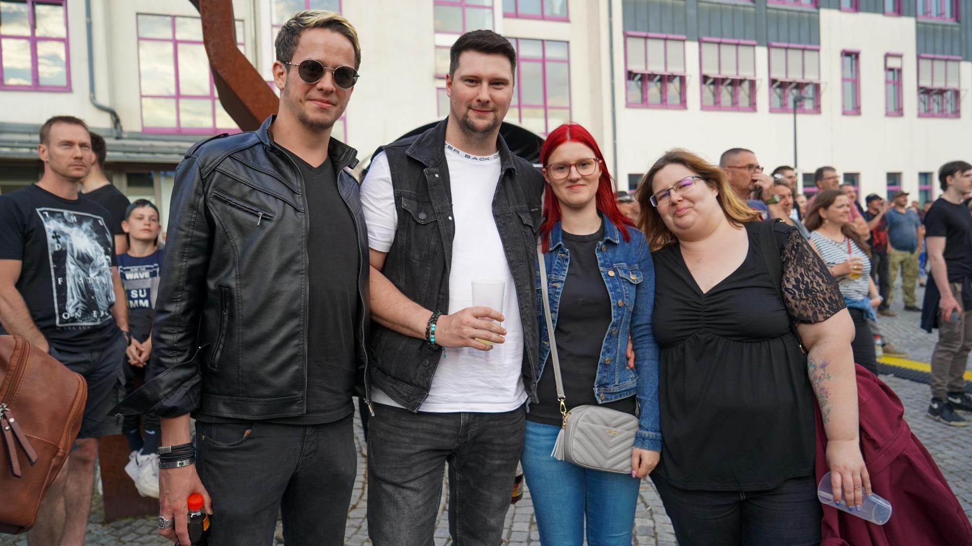 Die Rammstein-Coverband „Stahlzeit” heizt am dritten Tag des Campus Open Air dem Publikum ordentlich ein. (Bild: scm)