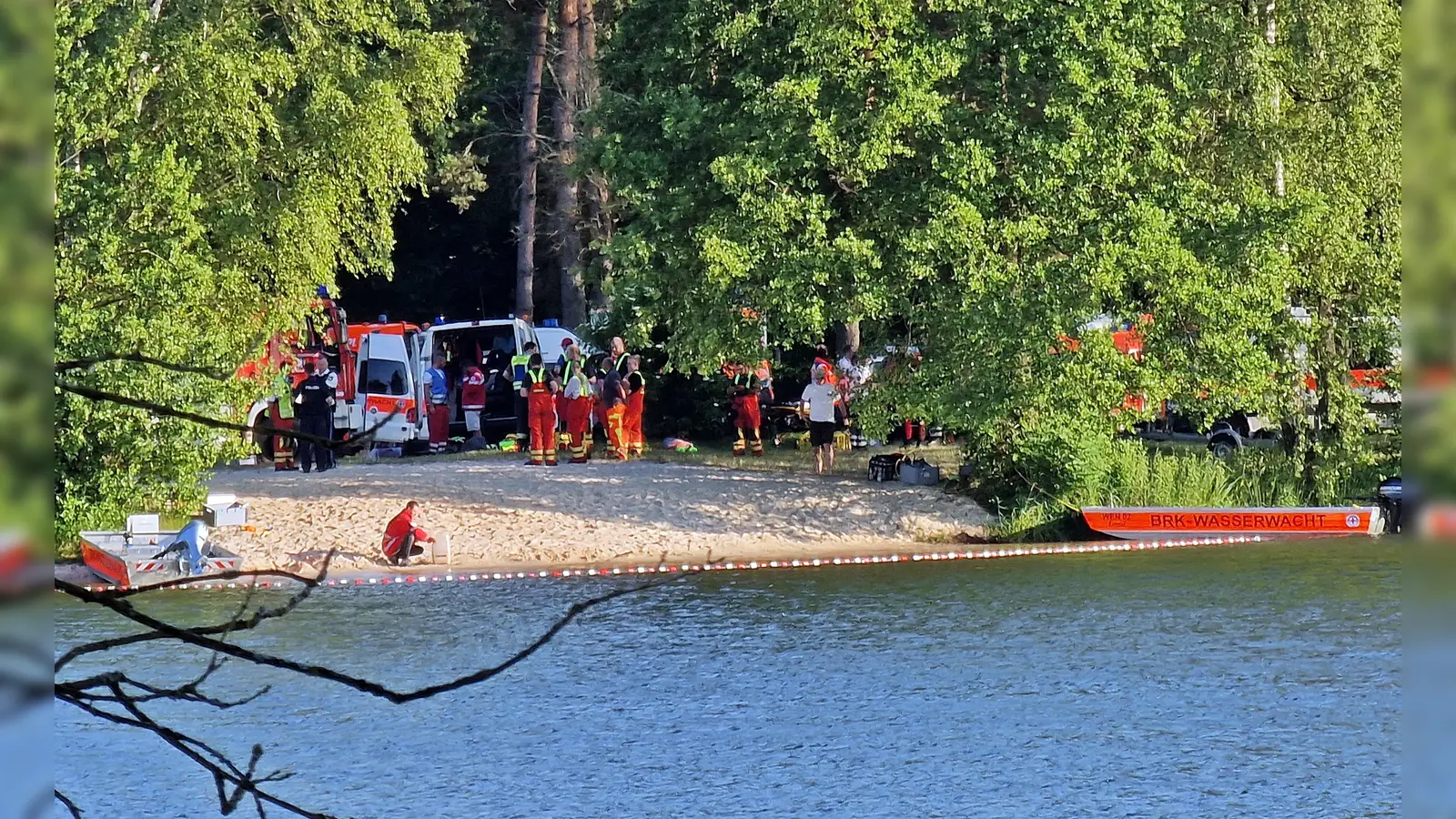 Über Stunden suchen die Einsatzkräfte am Manteler Badeweiher nach einer Frau. (Bild: R. Kreuzer)