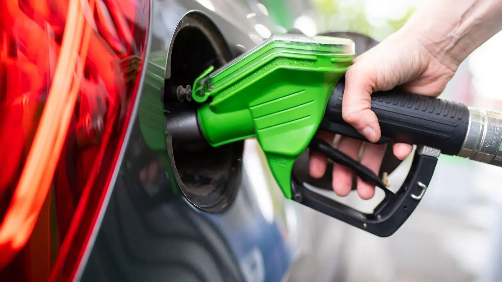 Fast umsonst konnten Autofahrer ihre Fahrzeuge an einer Tankstelle im Allgäu betanken. (Symbolbild: Sven Hoppe/dpa)