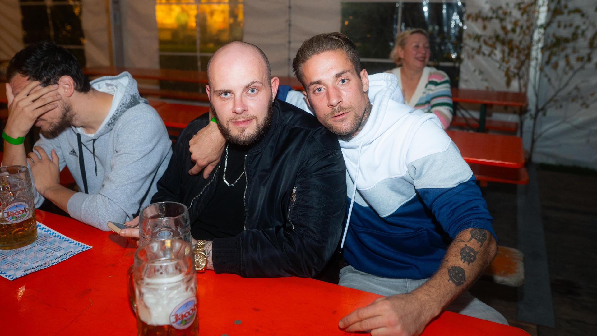 Am Samstag feierte die DJK Weiden Kirchweih am Flutkanal. Für Stimmung sorgte die Band „Dei vo Gestern”. (Bild: Hannes Stock)